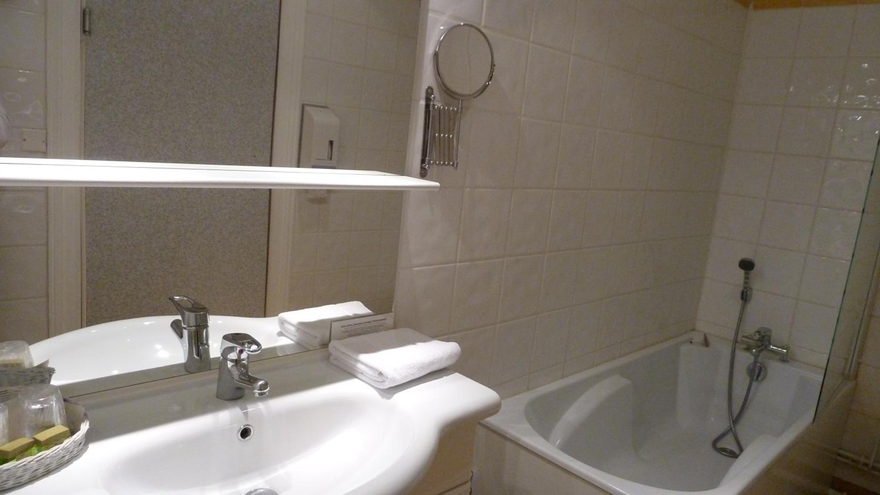 Comfort Twin Room with Bathroom - Photo 3