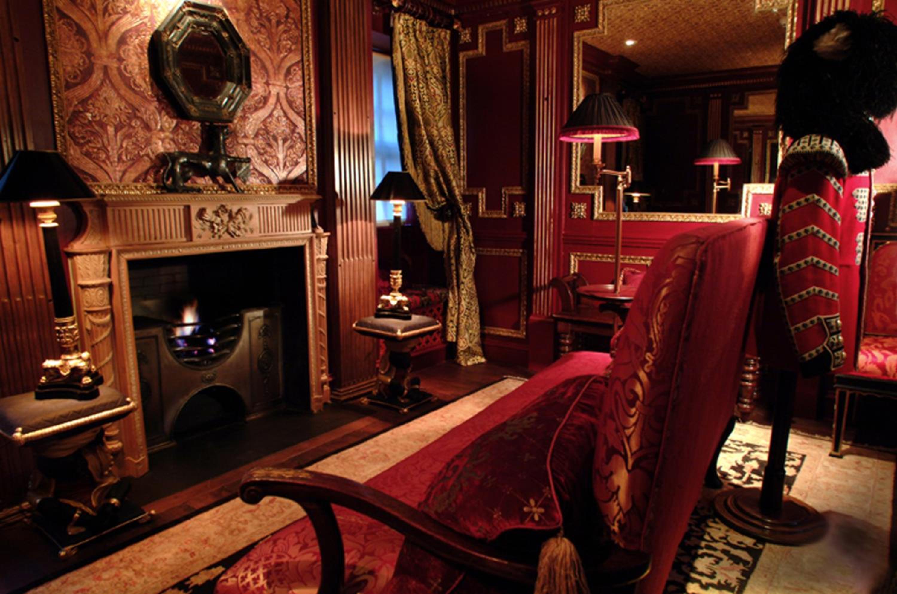 Deluxe Suite - Guardroom