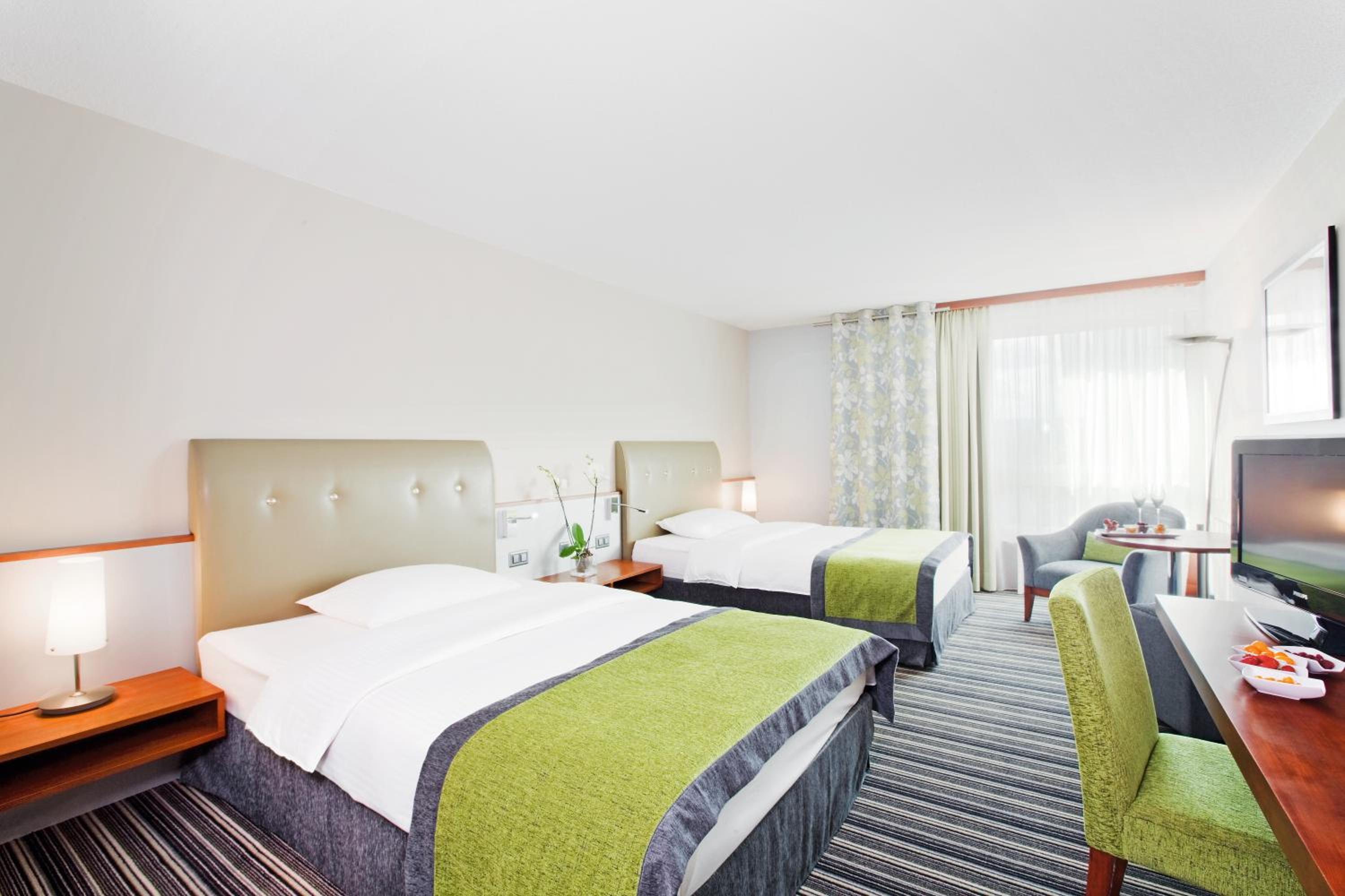 Classic Queen Room with Two Queen Beds photo 2