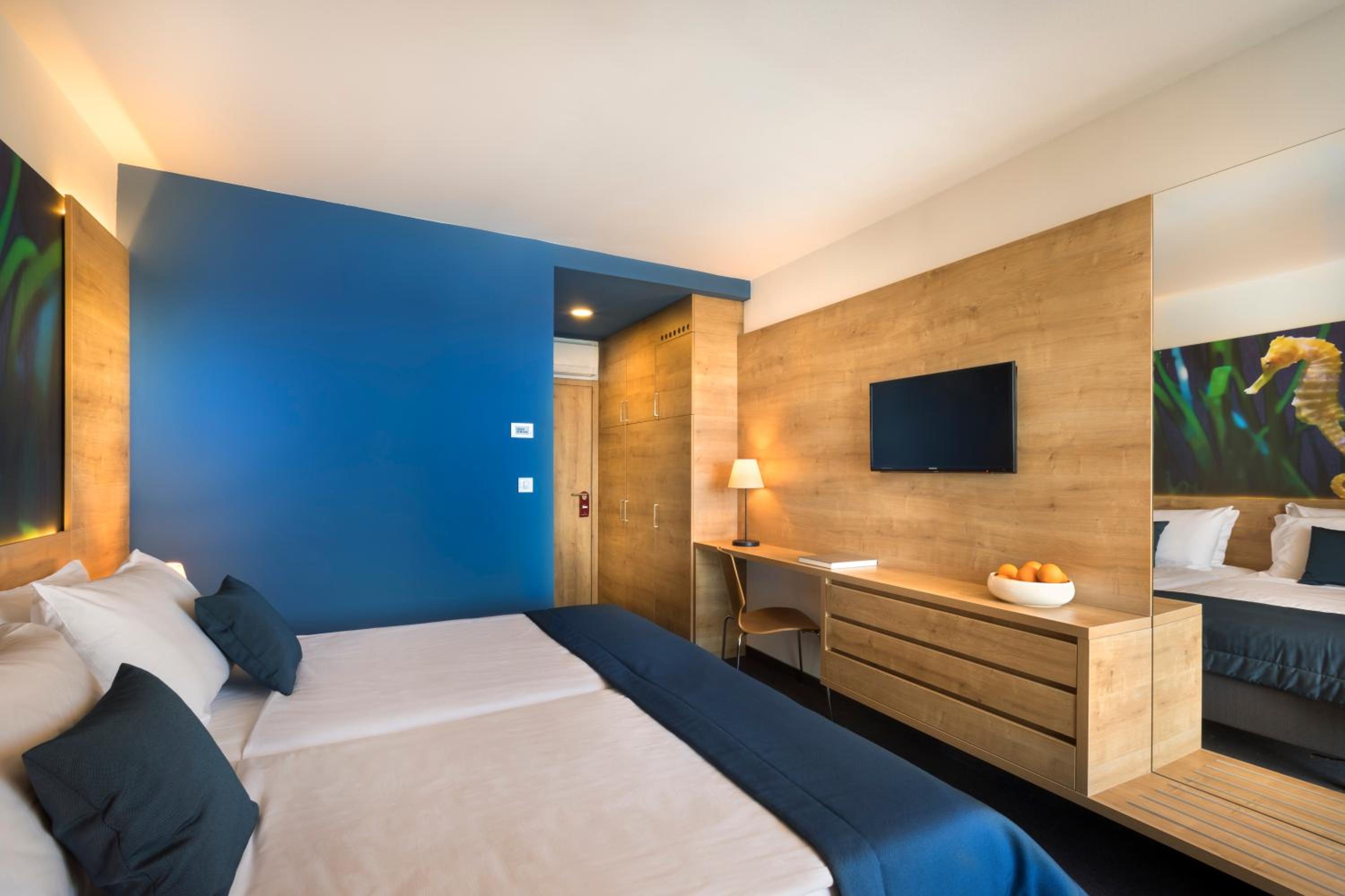 Double Room with Sea View and Balcony - Photo 2