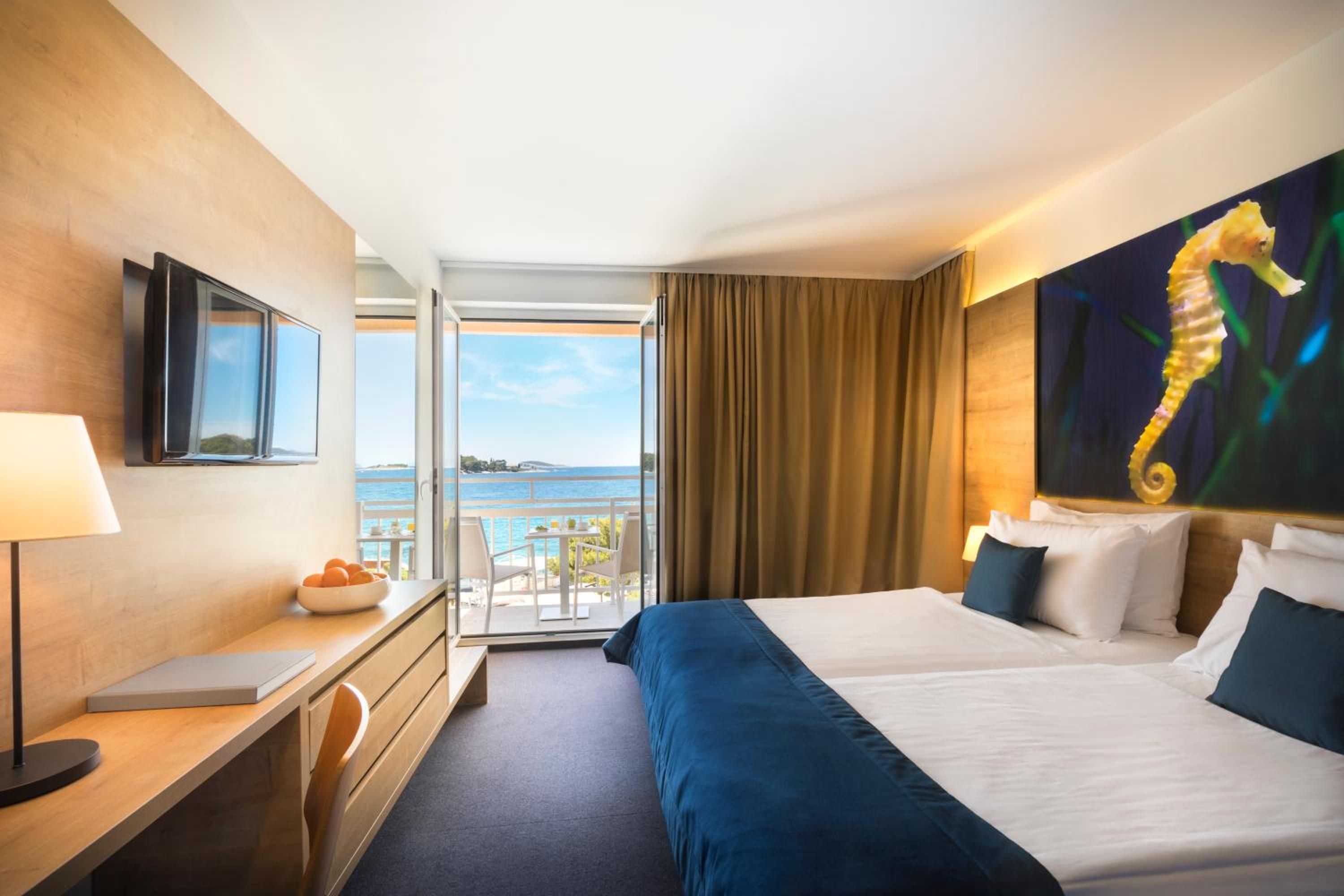 Double Room with Sea View and Balcony - Photo 1