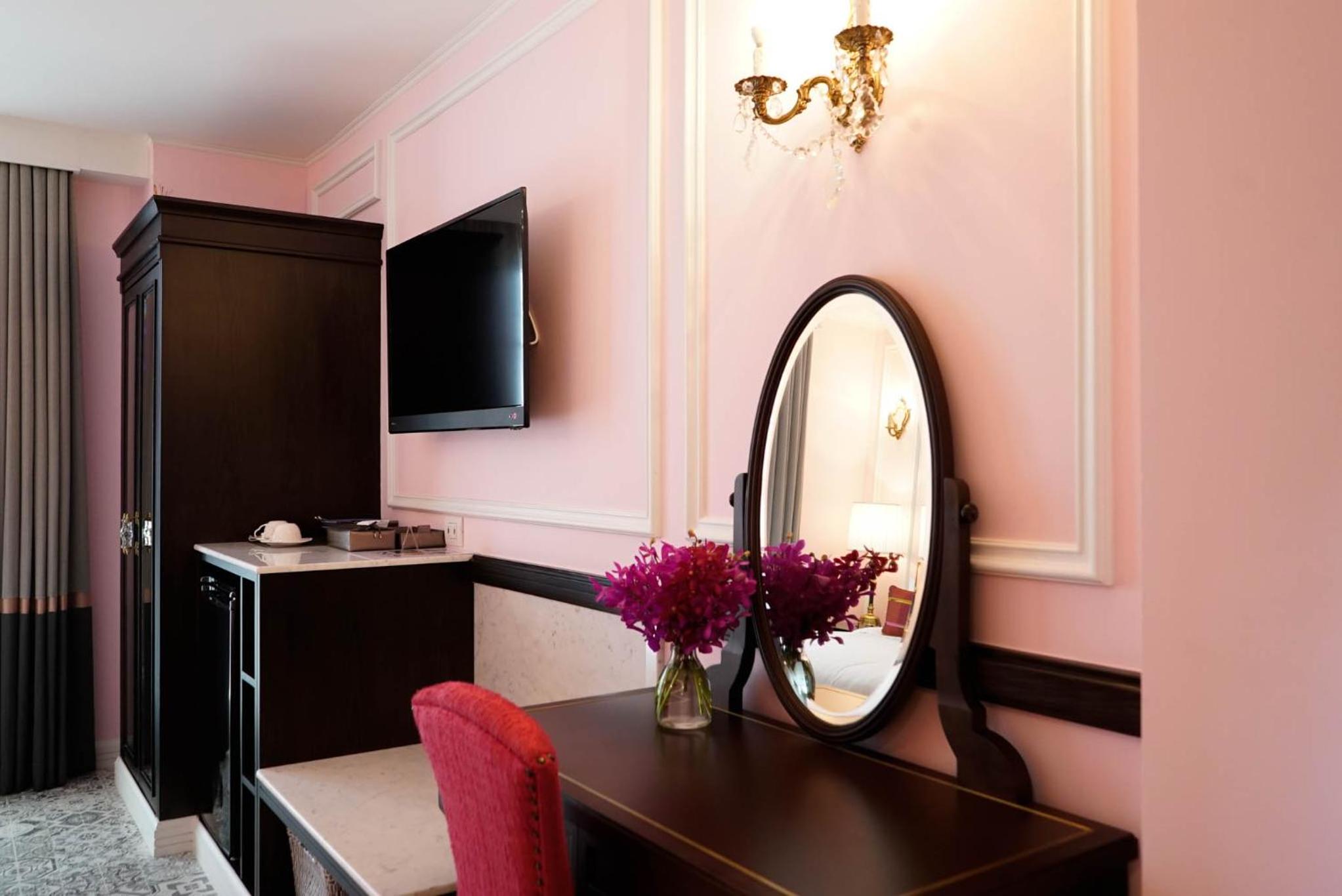 Superior King Room thumbnail 5