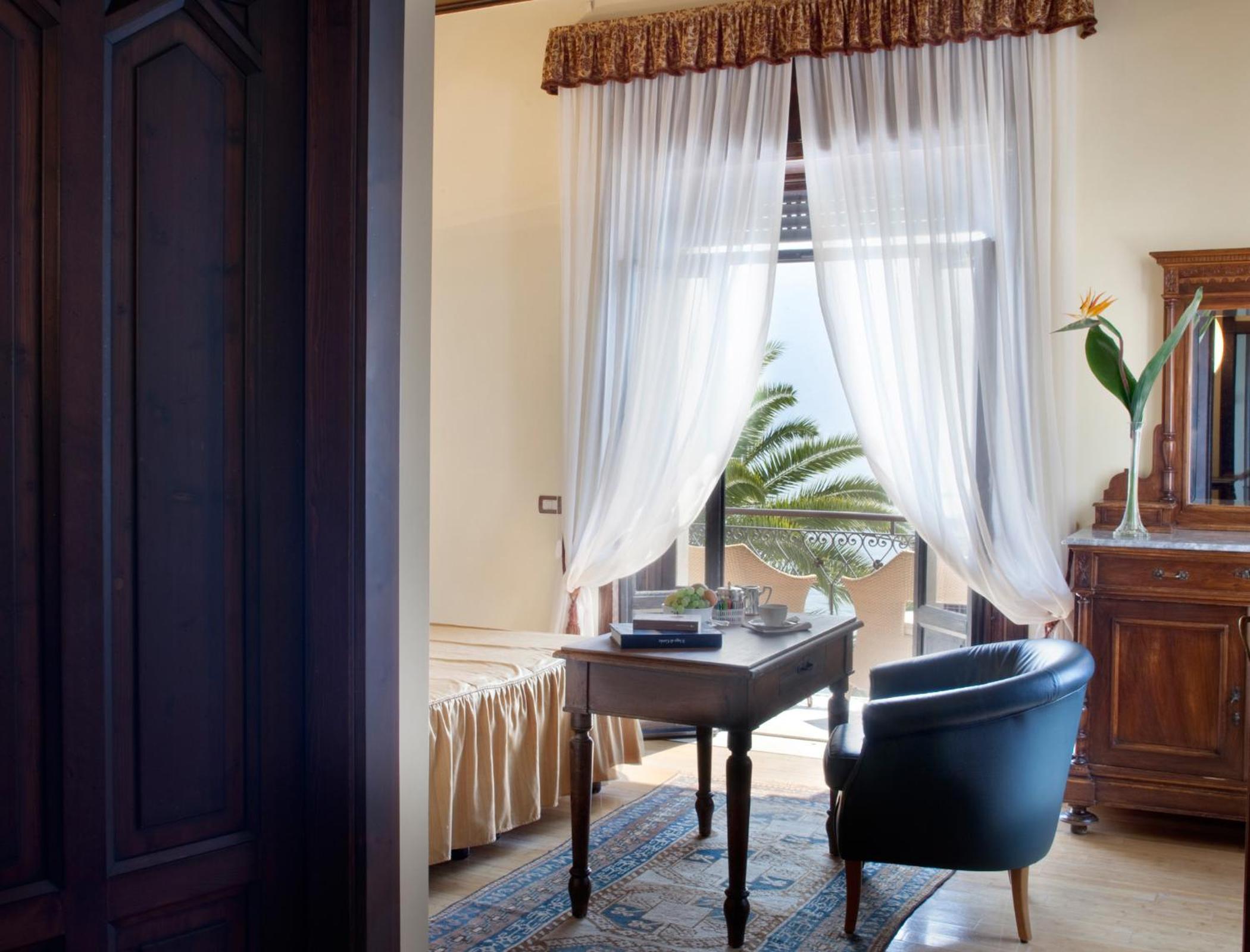 Deluxe Double Room with Balcony and Lake View photo 3