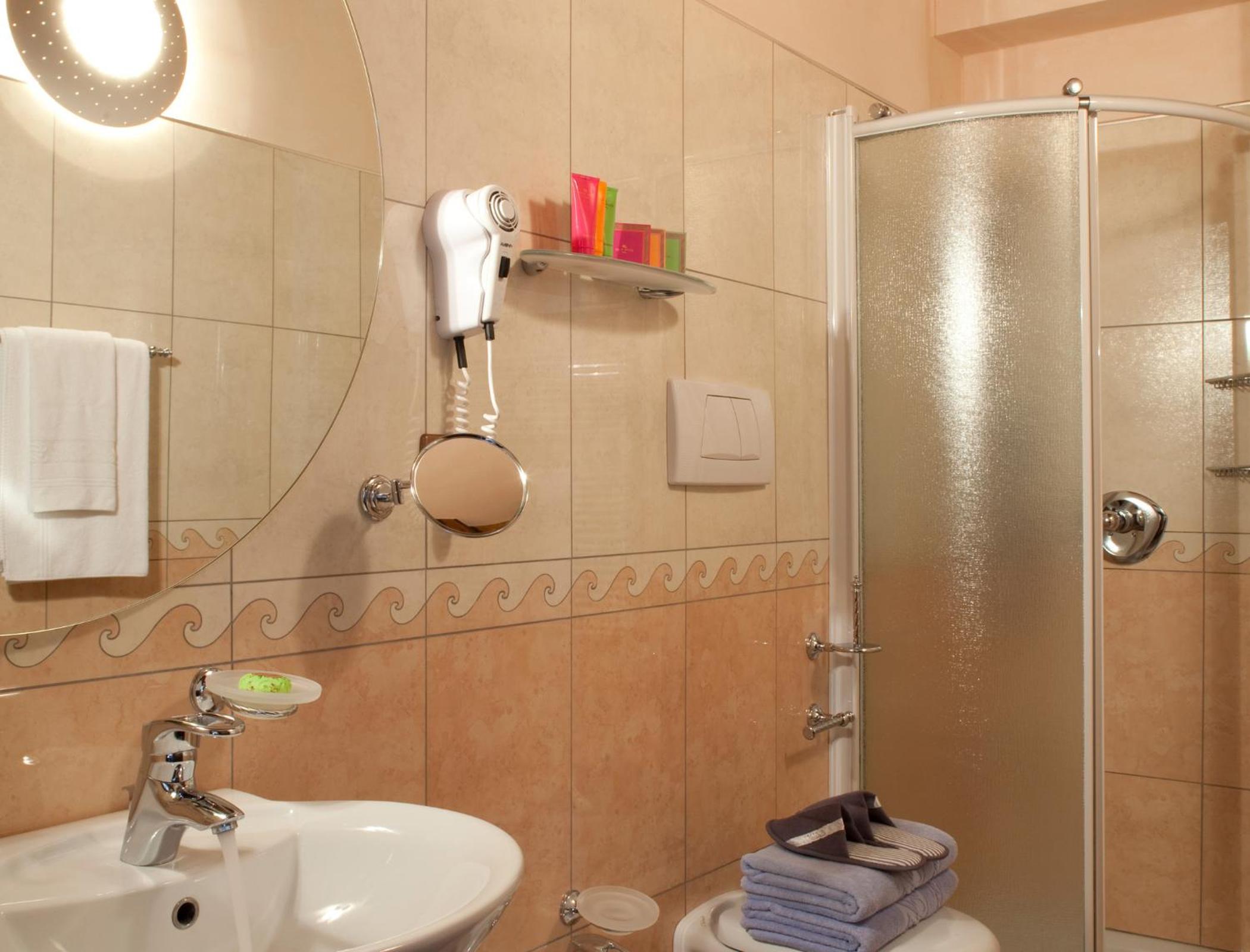 Deluxe Double Room with Balcony and Lake View photo 2
