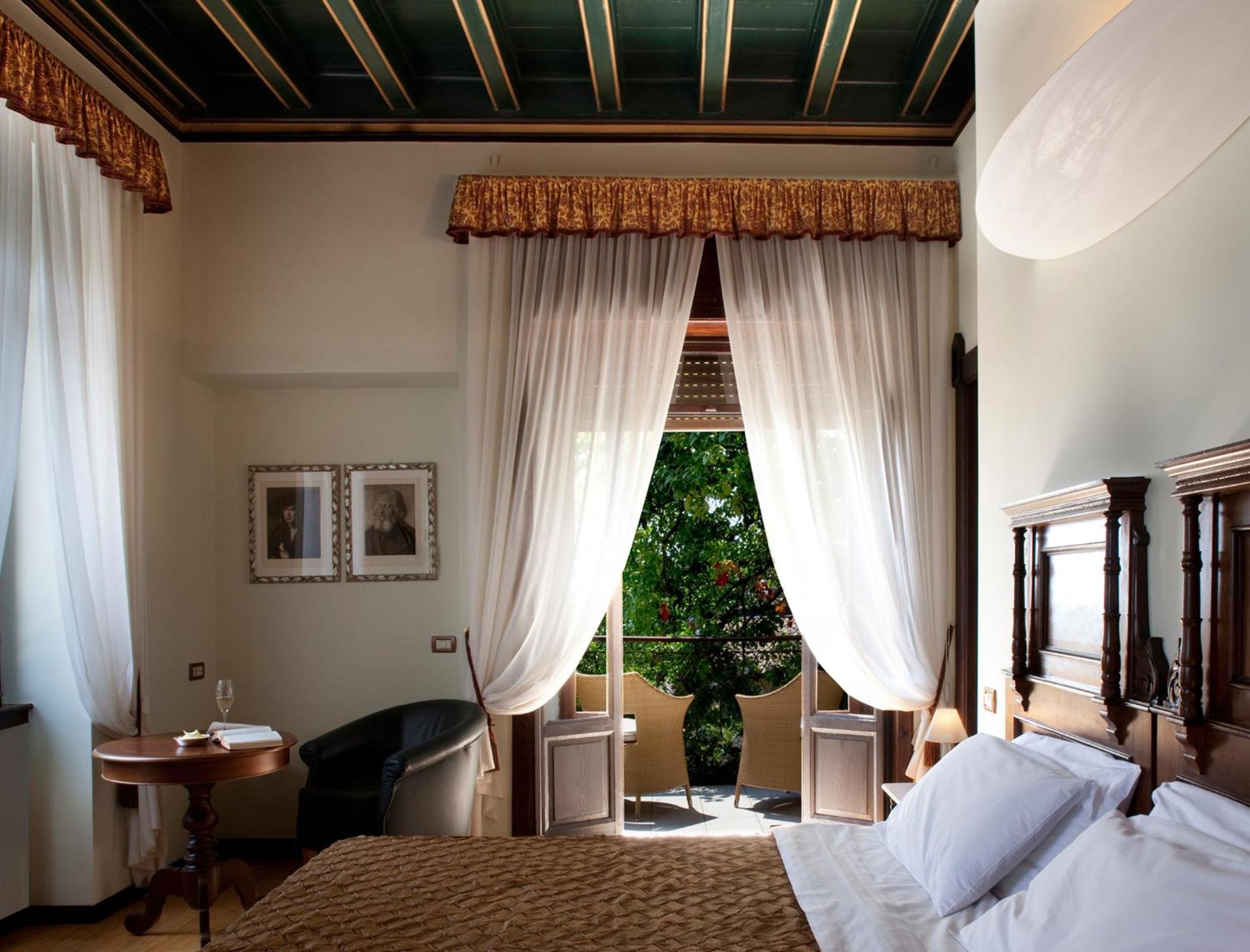 Deluxe Double Room with Balcony and Lake View
