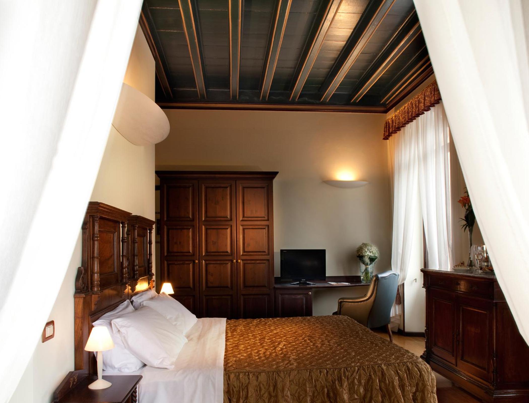 Deluxe Double Room with Balcony and Lake View photo 3