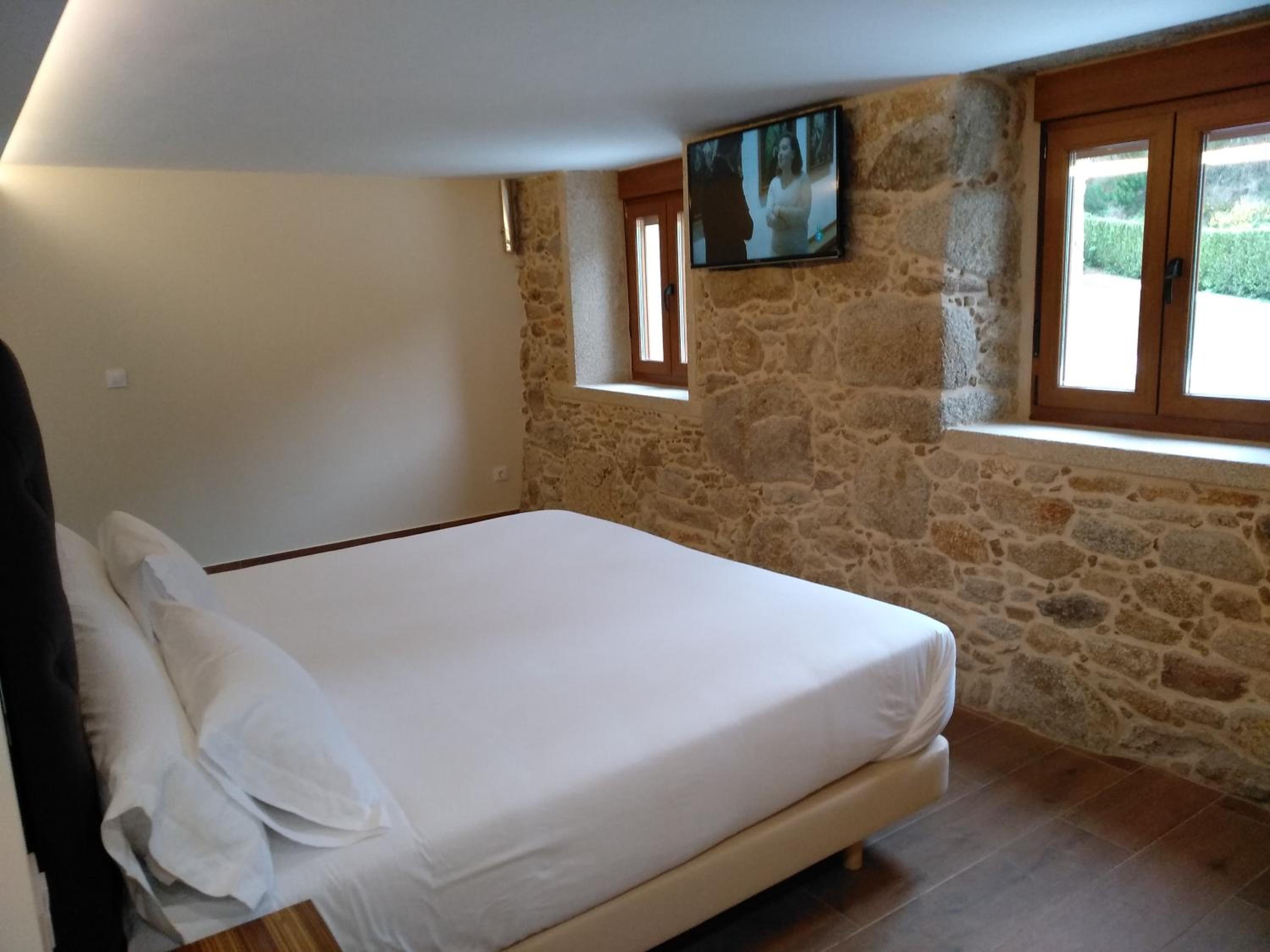 One-Bedroom Apartment - Photo 3