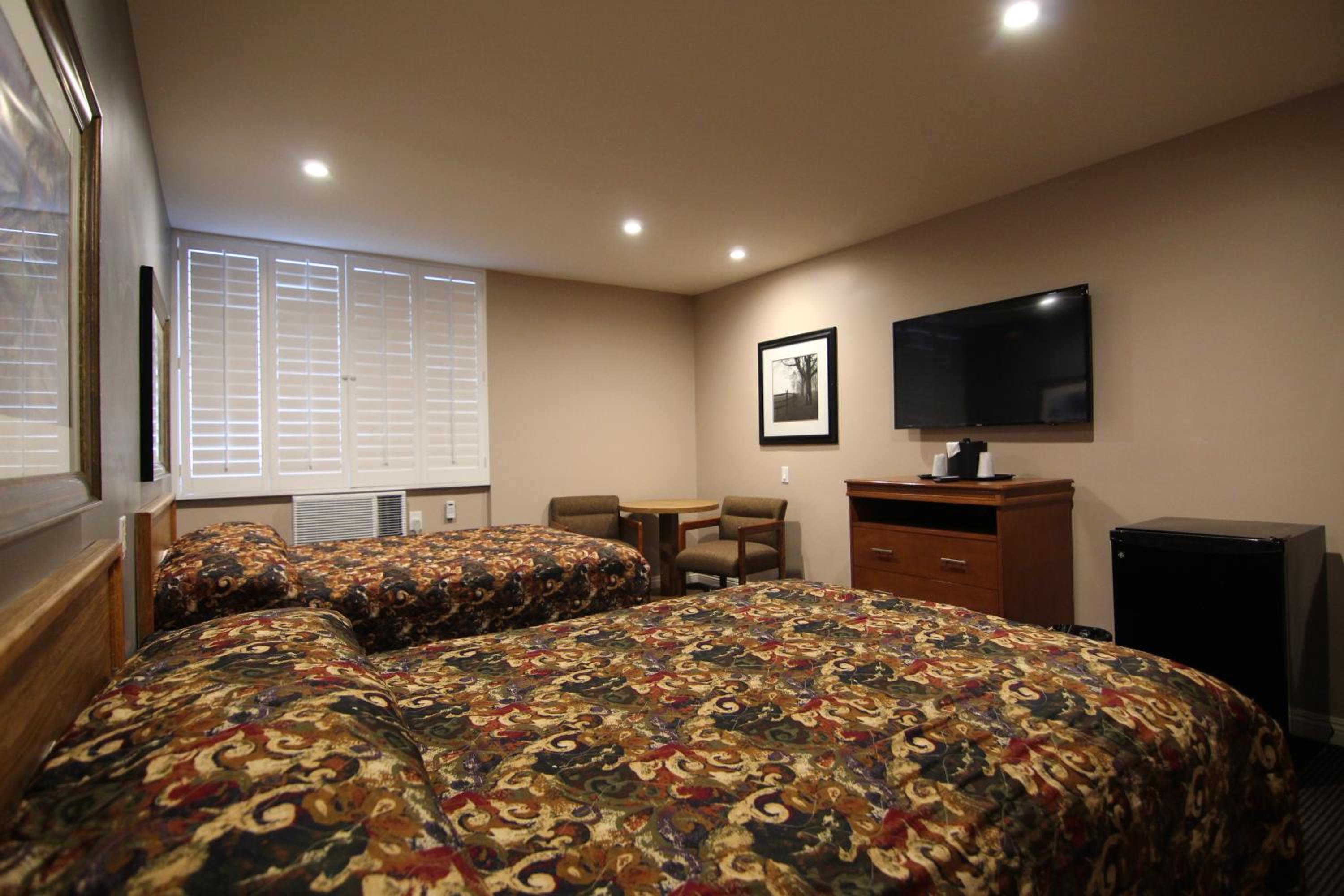 Double Room with Two Double Beds thumbnail 5