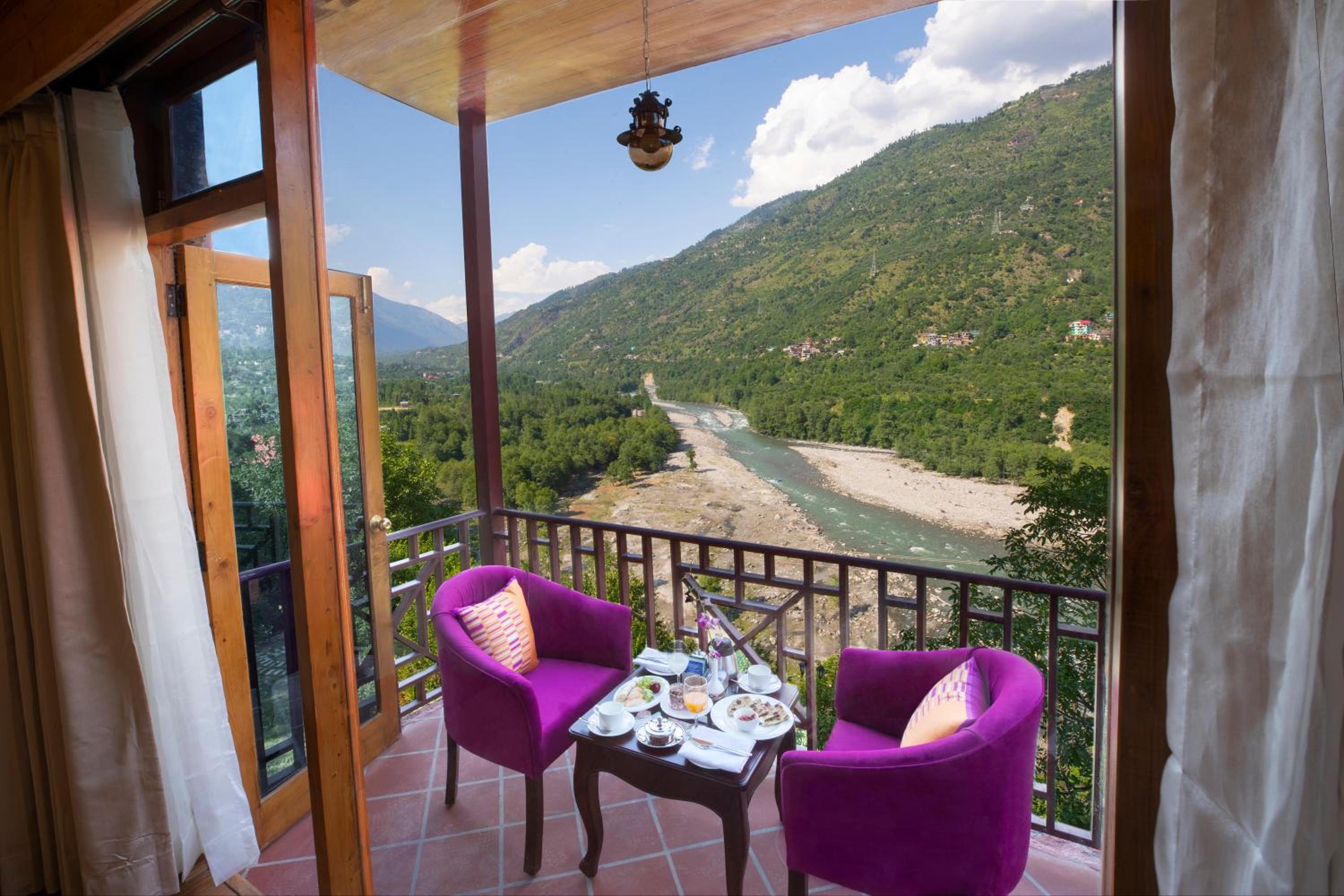 Deluxe Queen River View with Balcony - 10% Discount on Food & Beverages photo 3