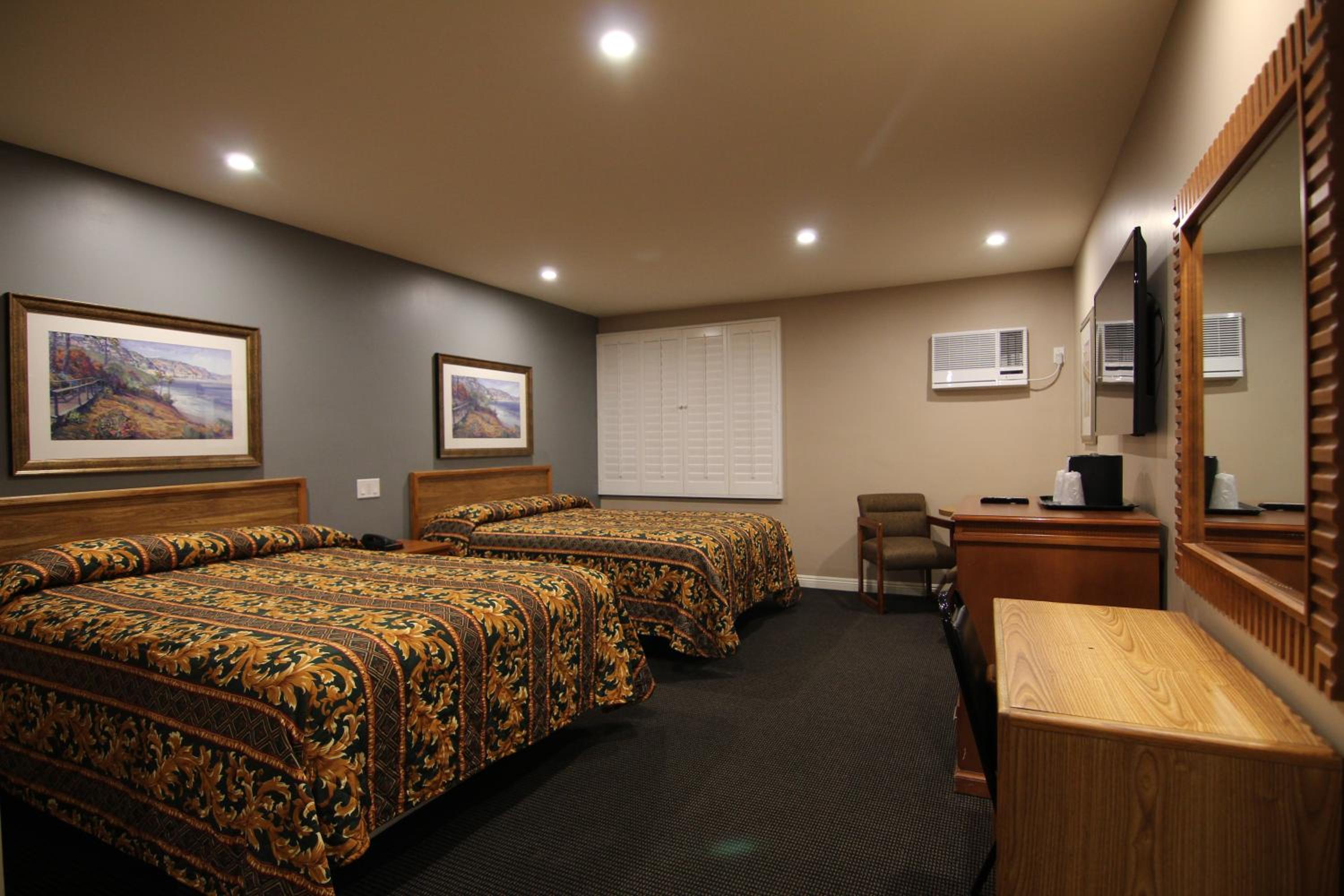 Queen Room with Two Queen Beds thumbnail 6