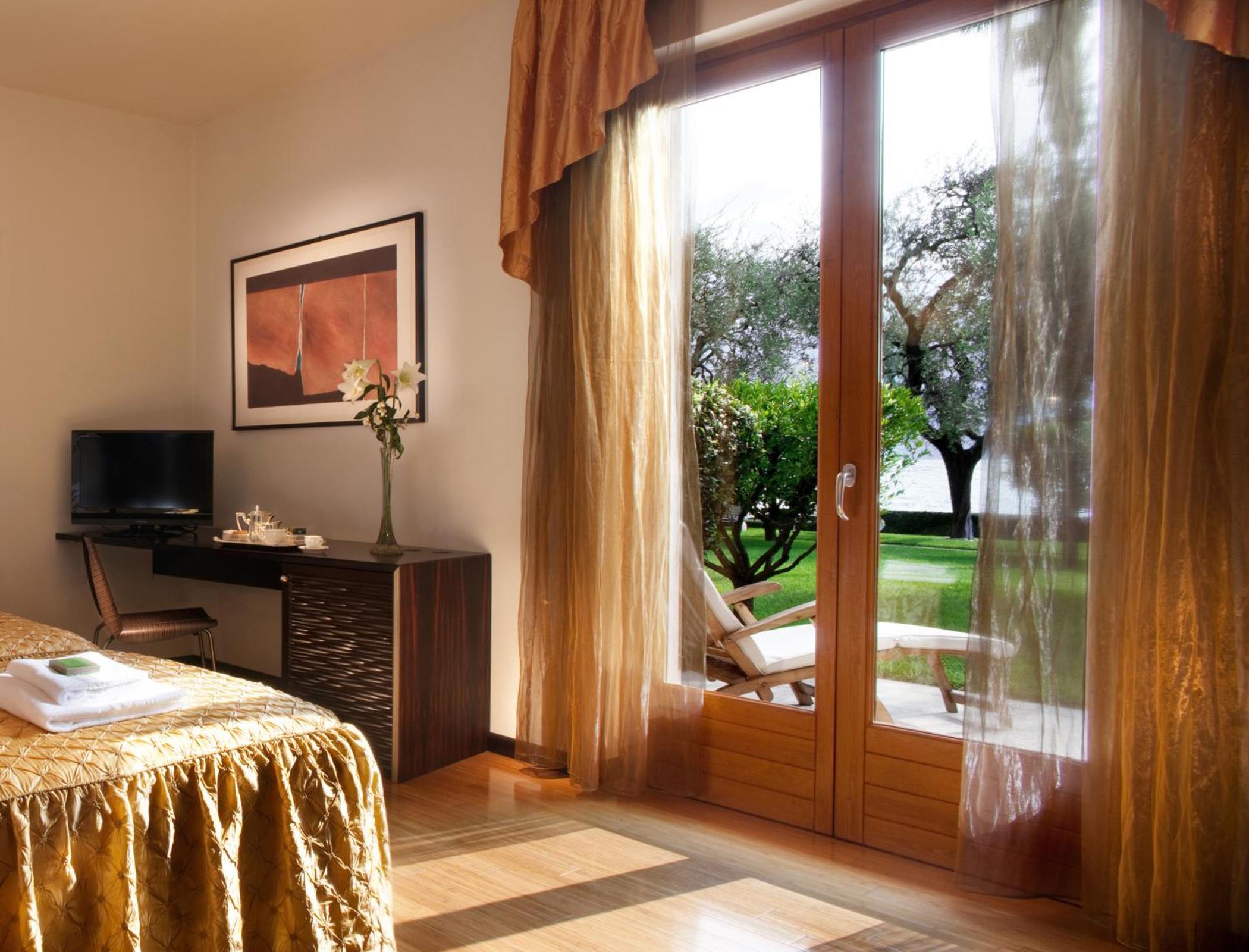 Deluxe Double or Twin Room with Pool Access - Dependence photo 1
