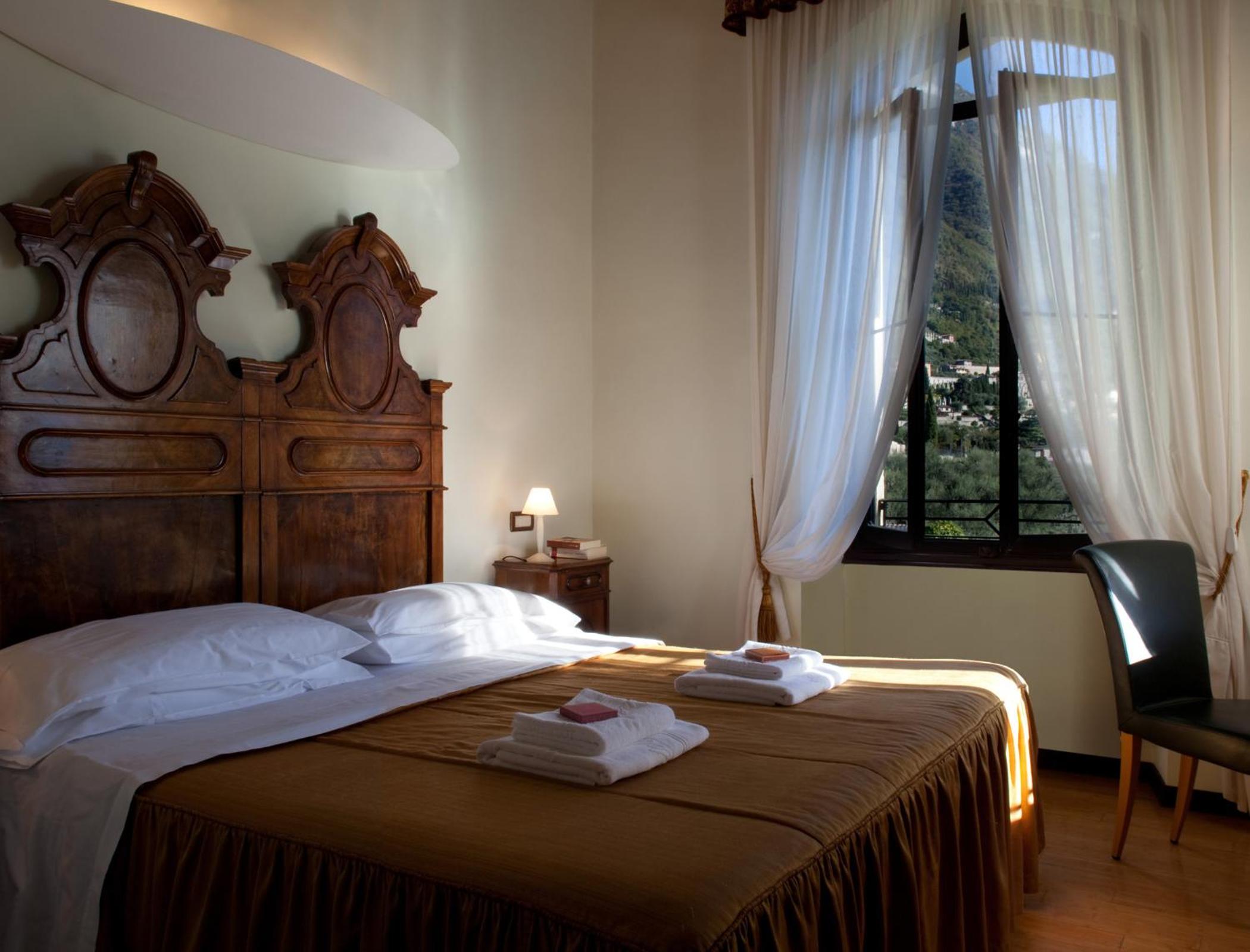Superior Deluxe Double or Twin Room with Lake View