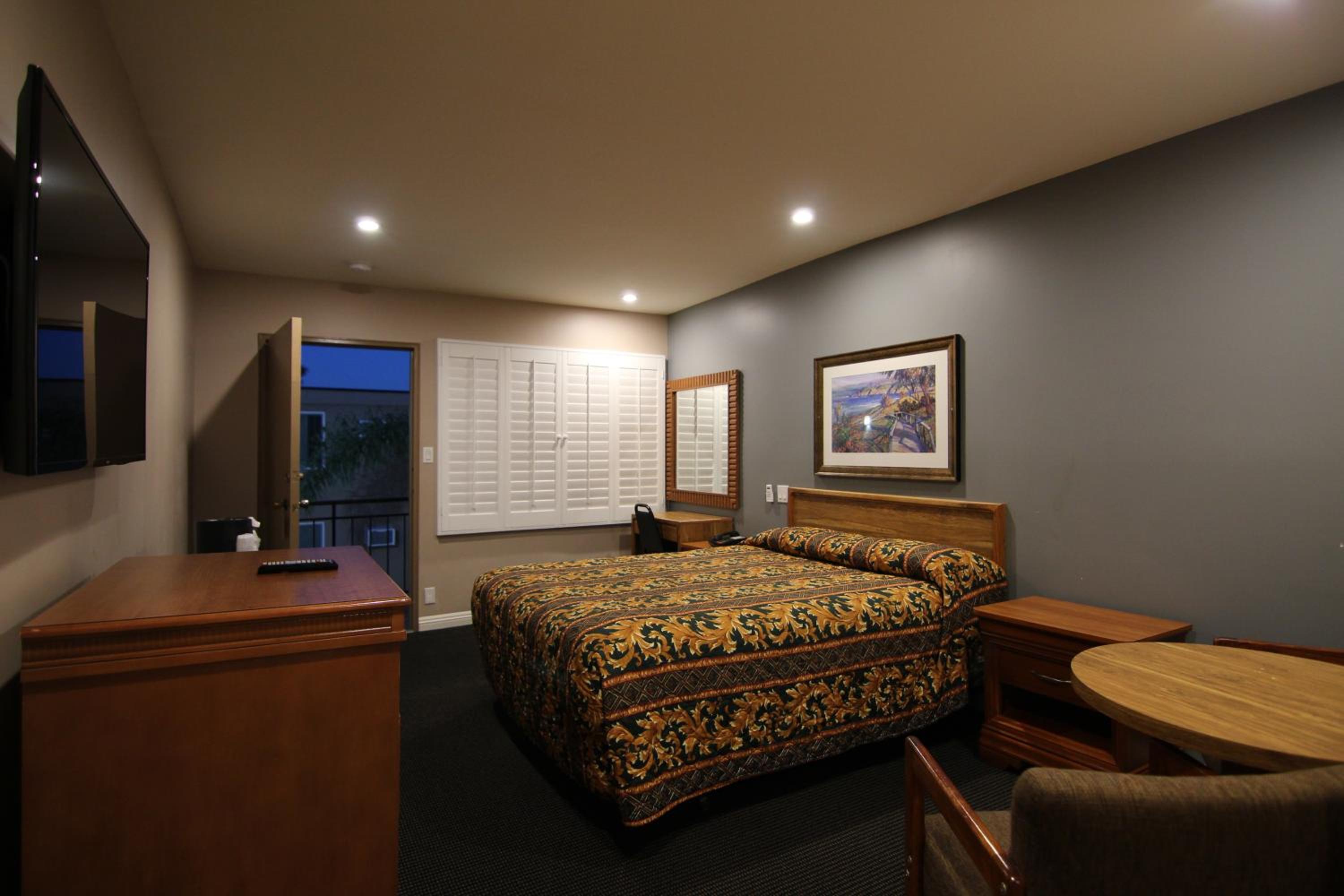 Queen Room thumbnail 6