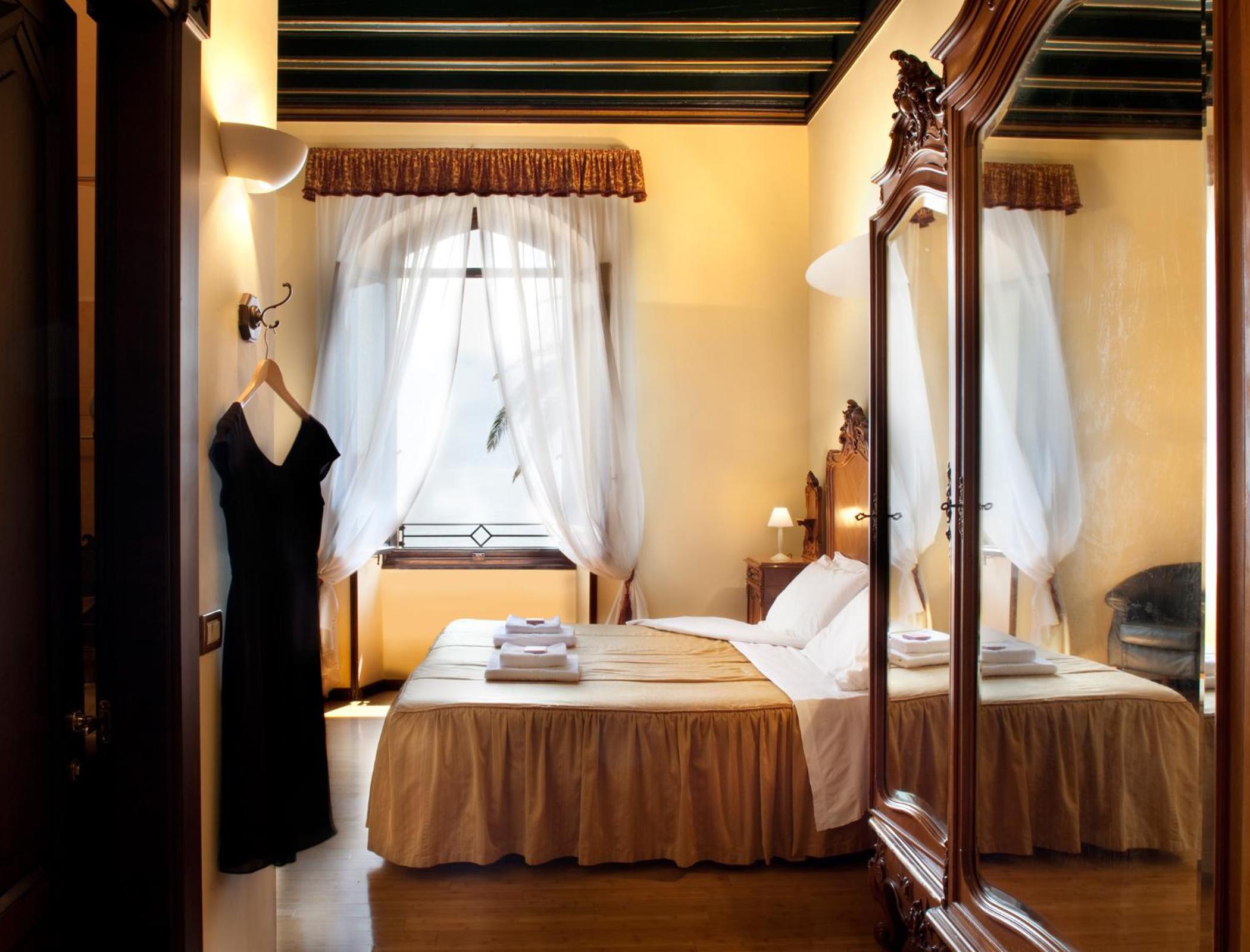 Superior Deluxe Double or Twin Room with Lake View photo 3