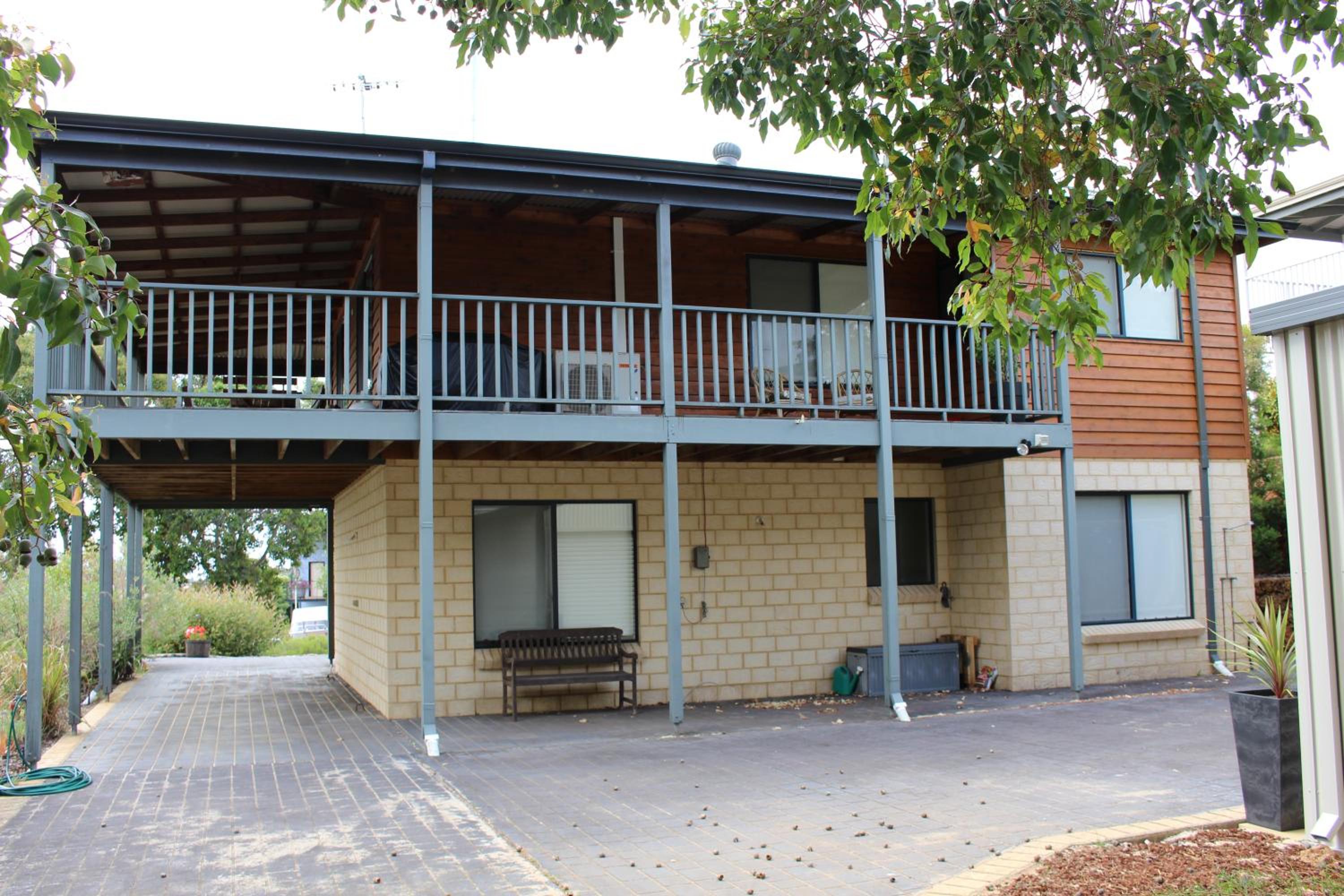 Three-Bedroom House photo 3