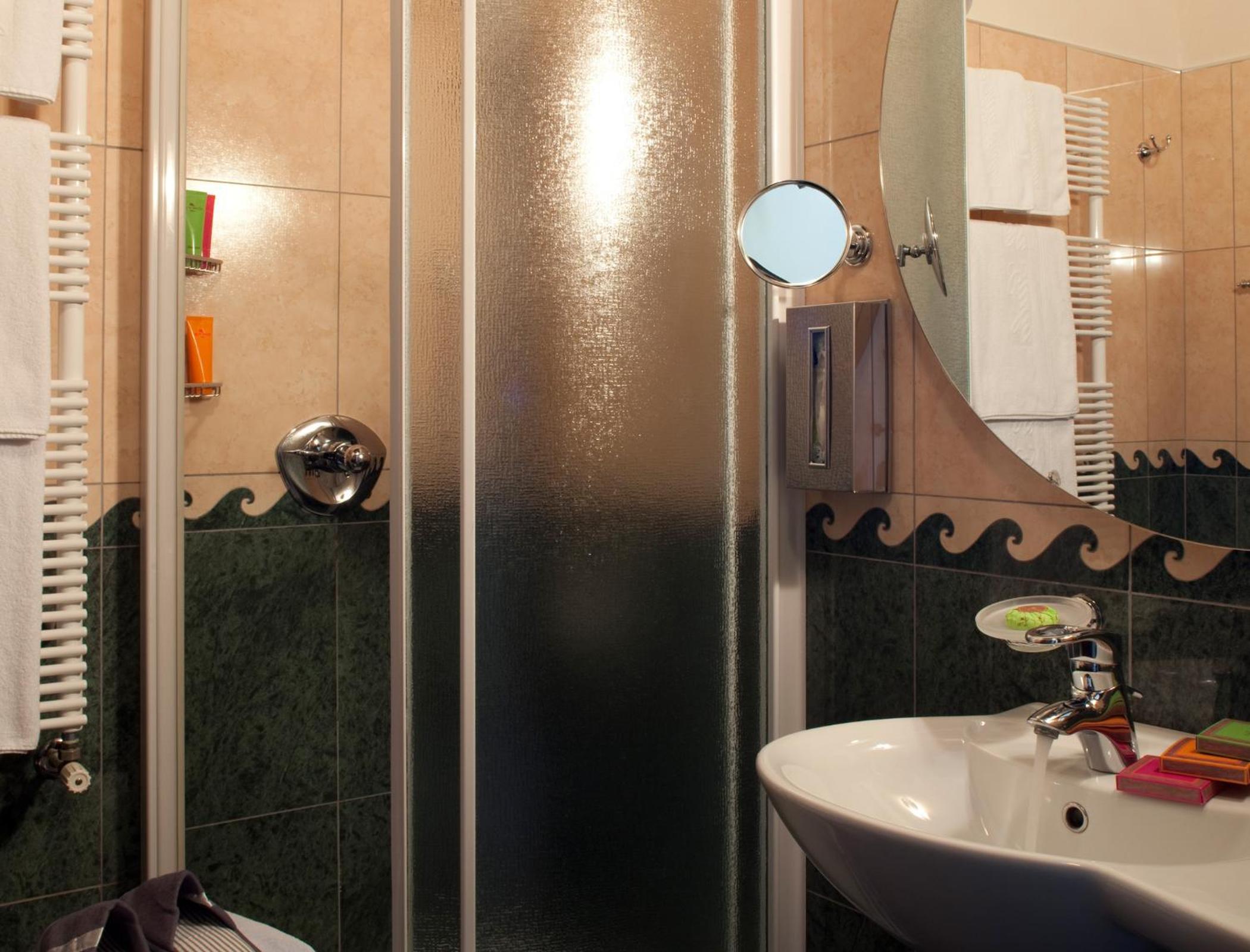 Superior Deluxe Double or Twin Room with Lake View photo 2