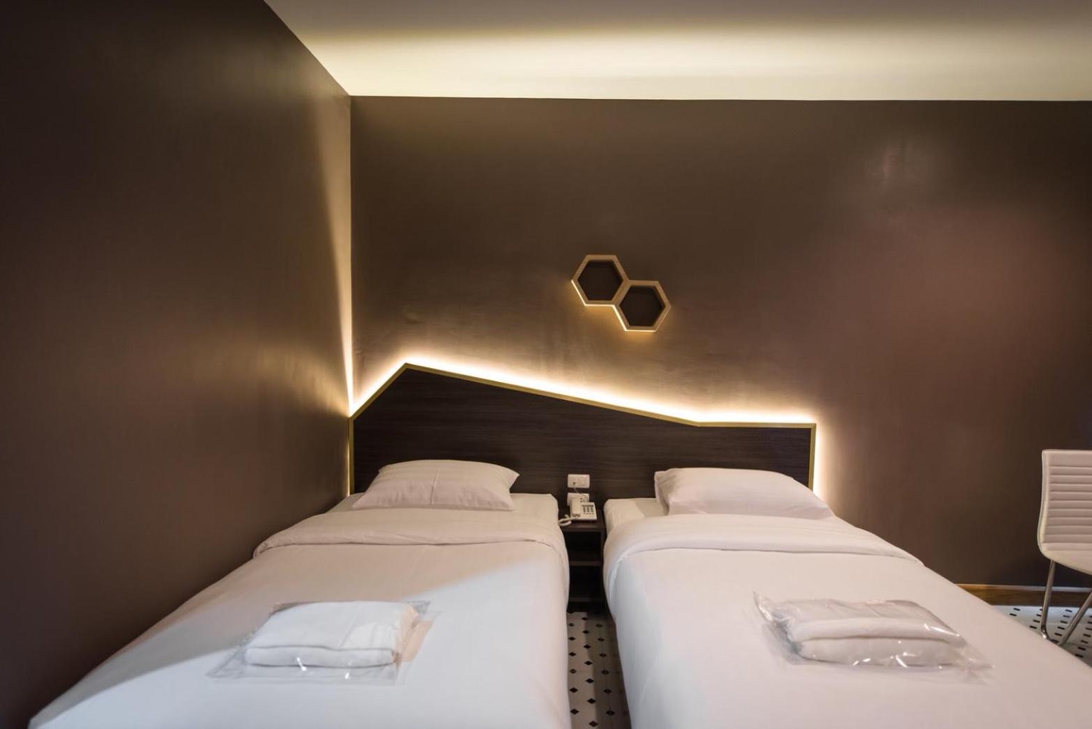 Twin Room with Private Bathroom photo 2