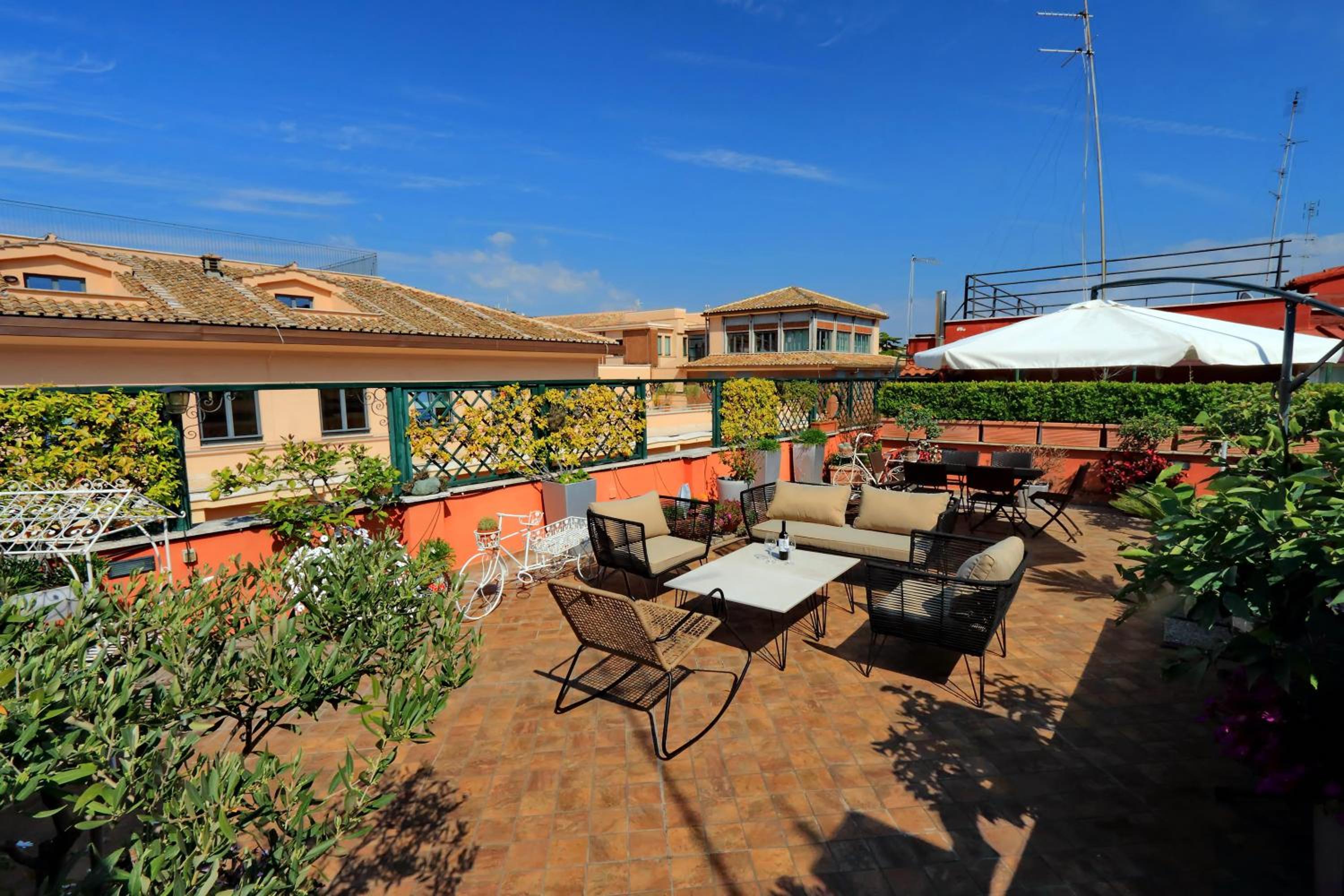 Colosseo Two-Bedroom Apartment with Terrace - Via di San Giovanni in Laterano 60 photo 3