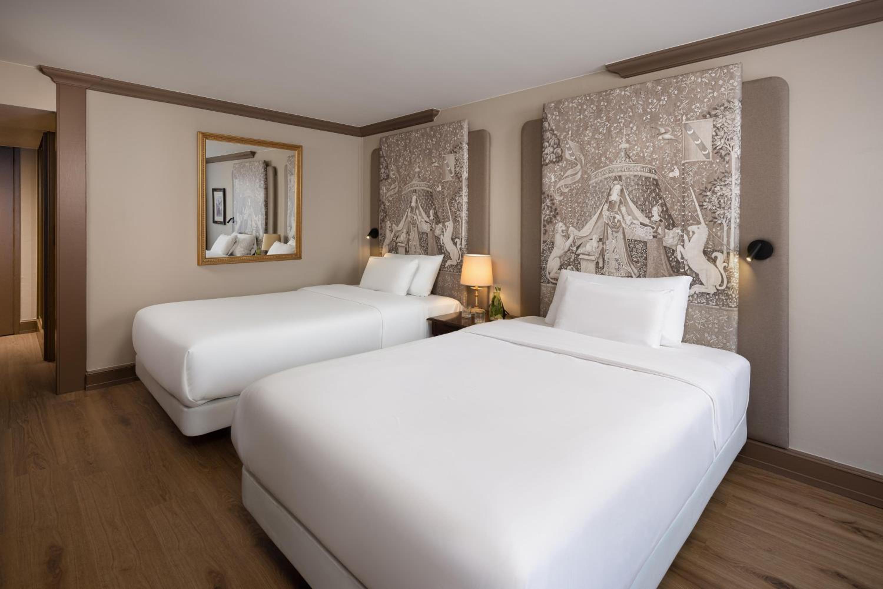 Superior Room with Two Beds thumbnail 5