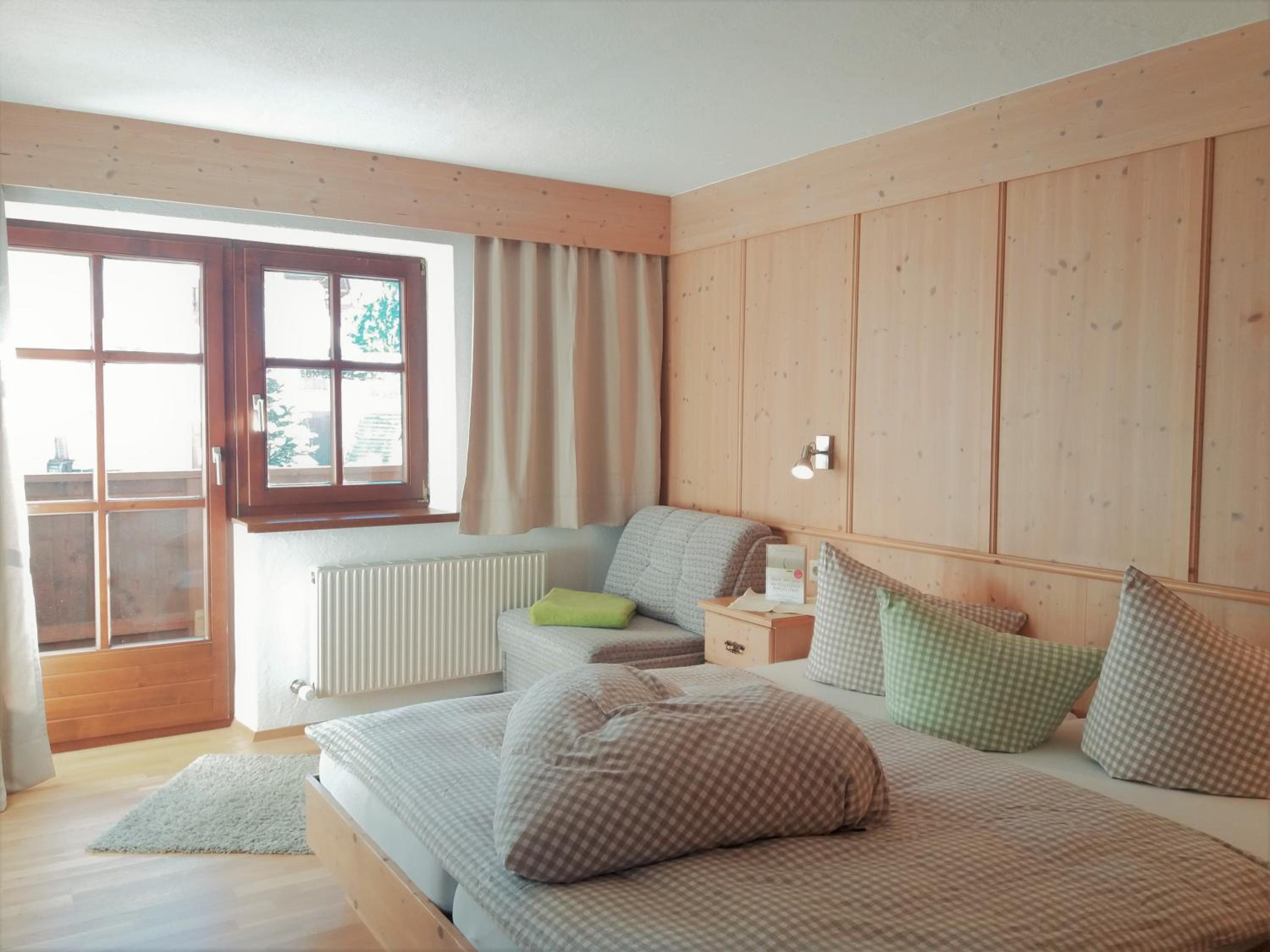 One-Bedroom Apartment with Balcony and Mountain View   photo 3