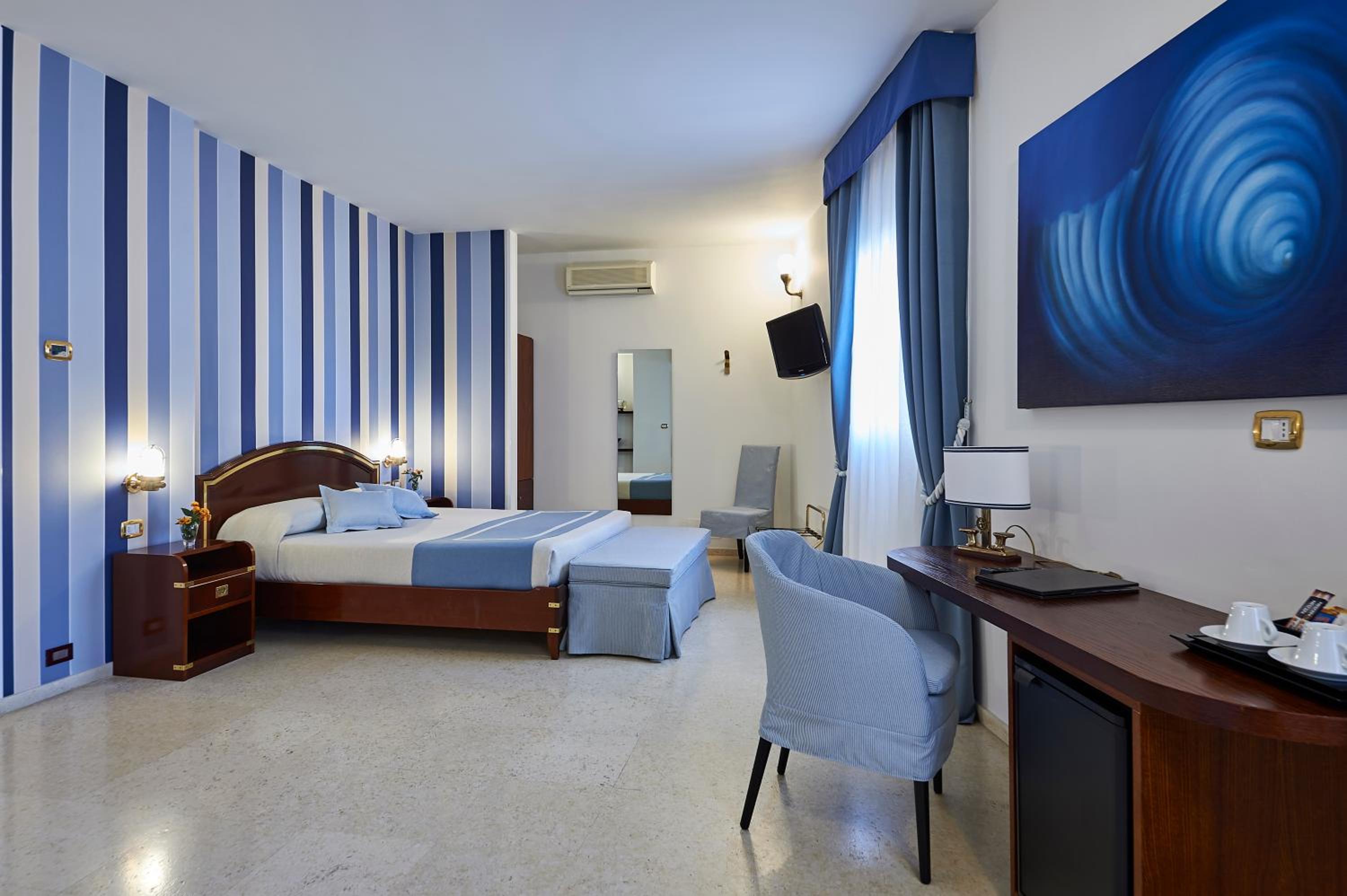 Classic Quadruple Room - Photo 6