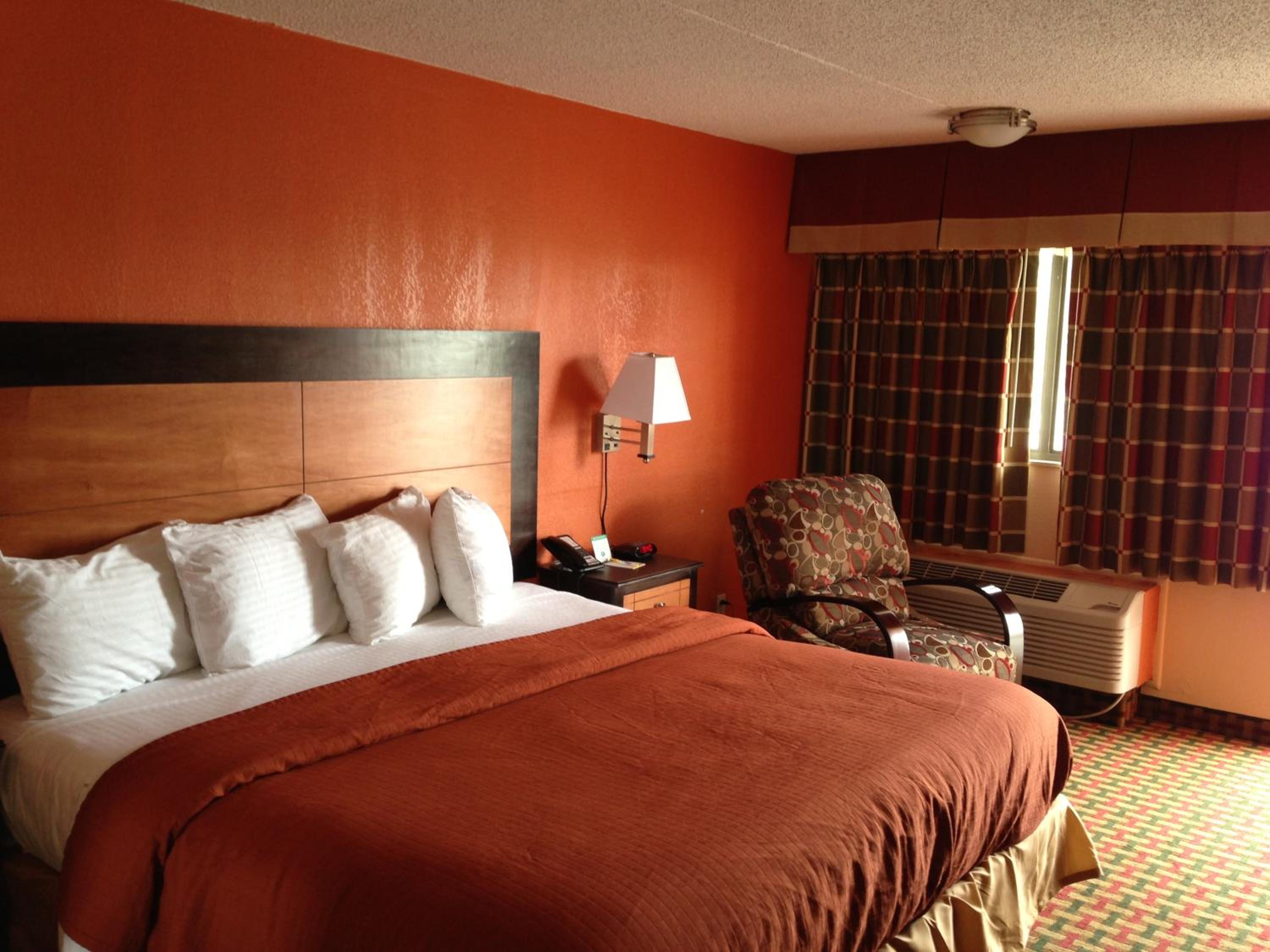 Queen Room with Two Queen Beds - Non-Smoking - Photo 3