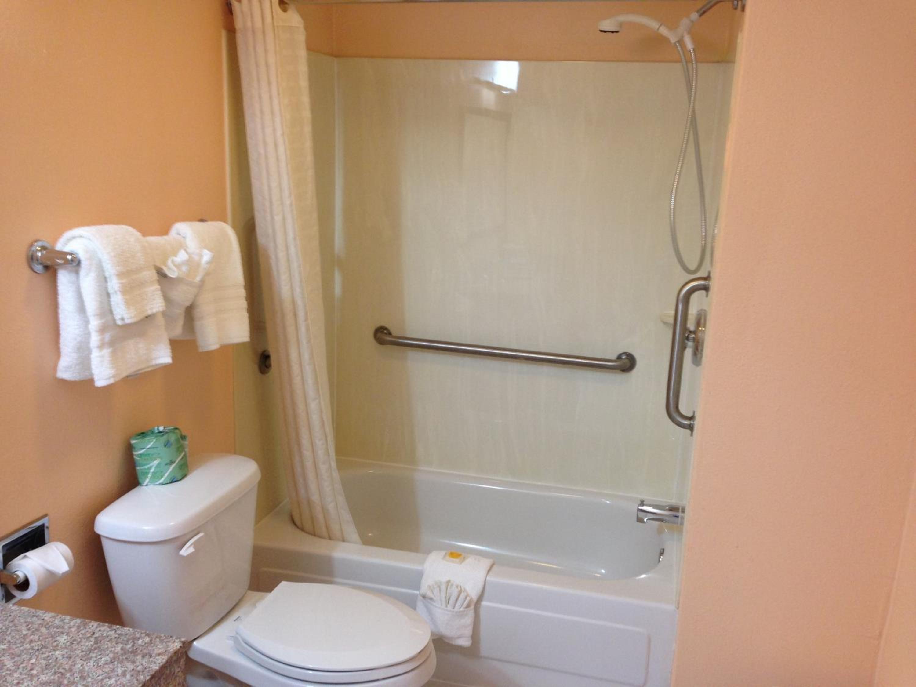 Queen Room with Two Queen Beds - Non-Smoking - Photo 5