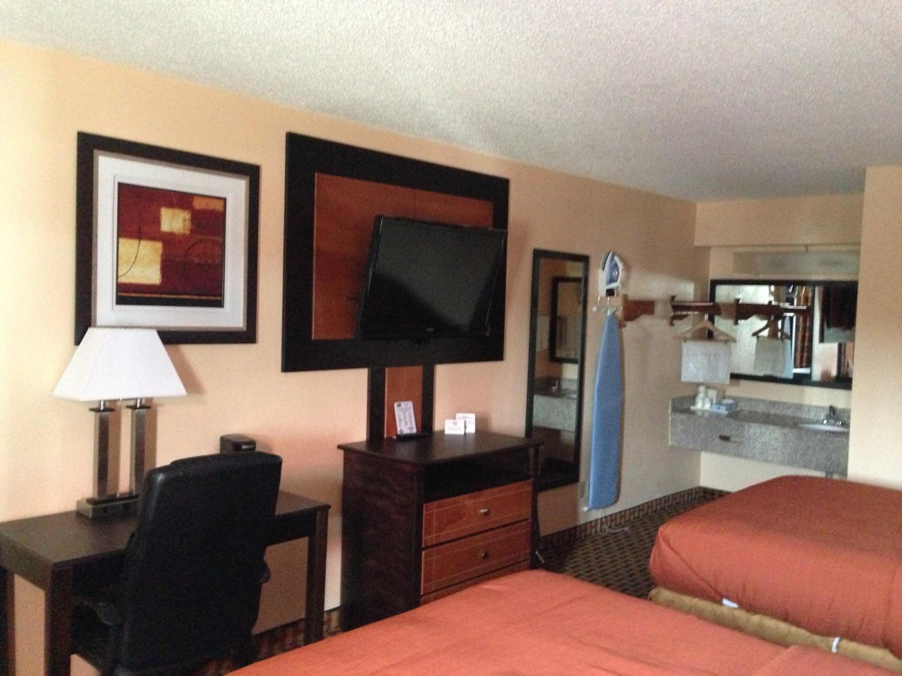 Queen Room with Two Queen Beds - Non-Smoking - Photo 4