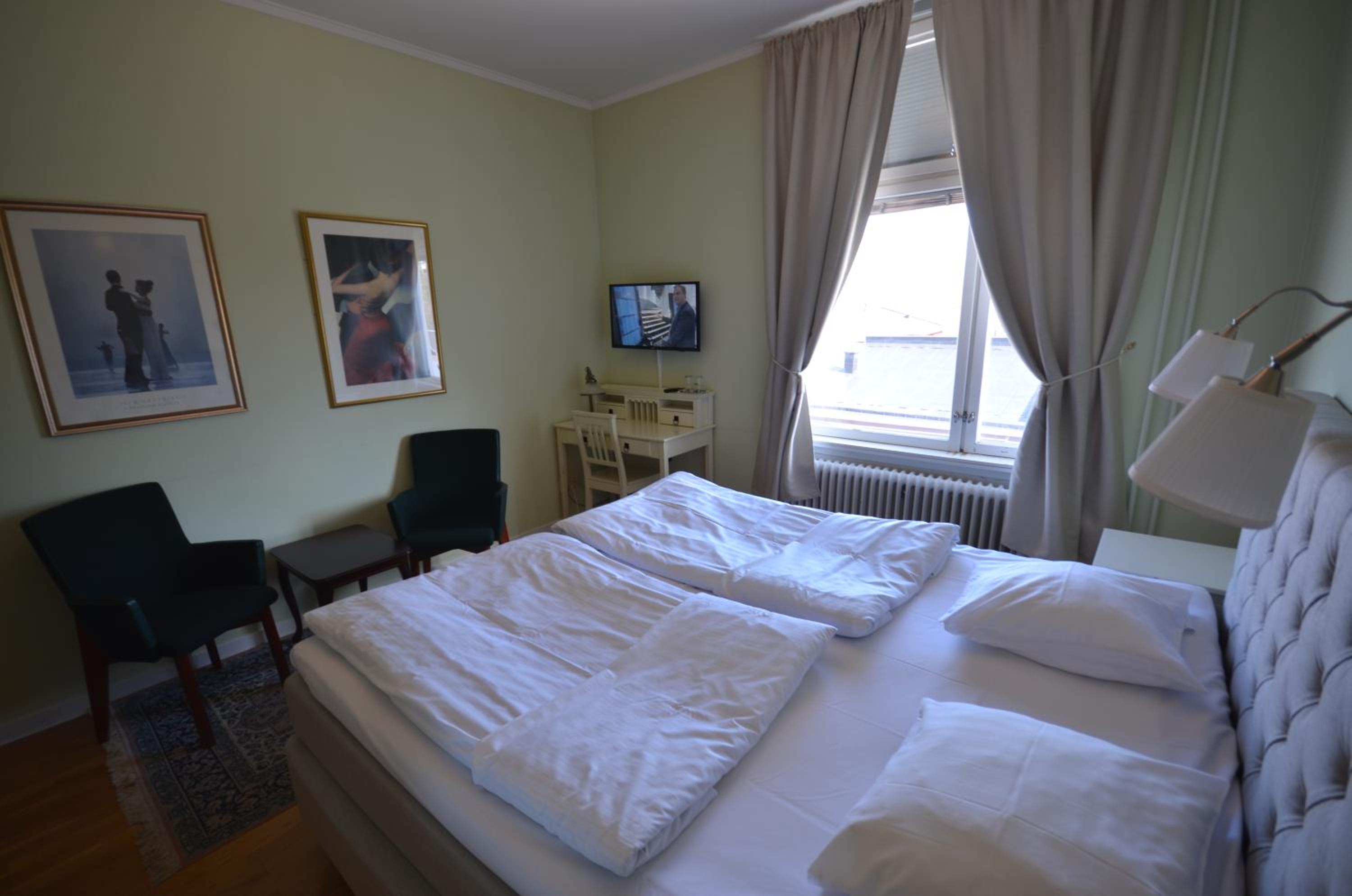 Standard Double Room - Photo 16