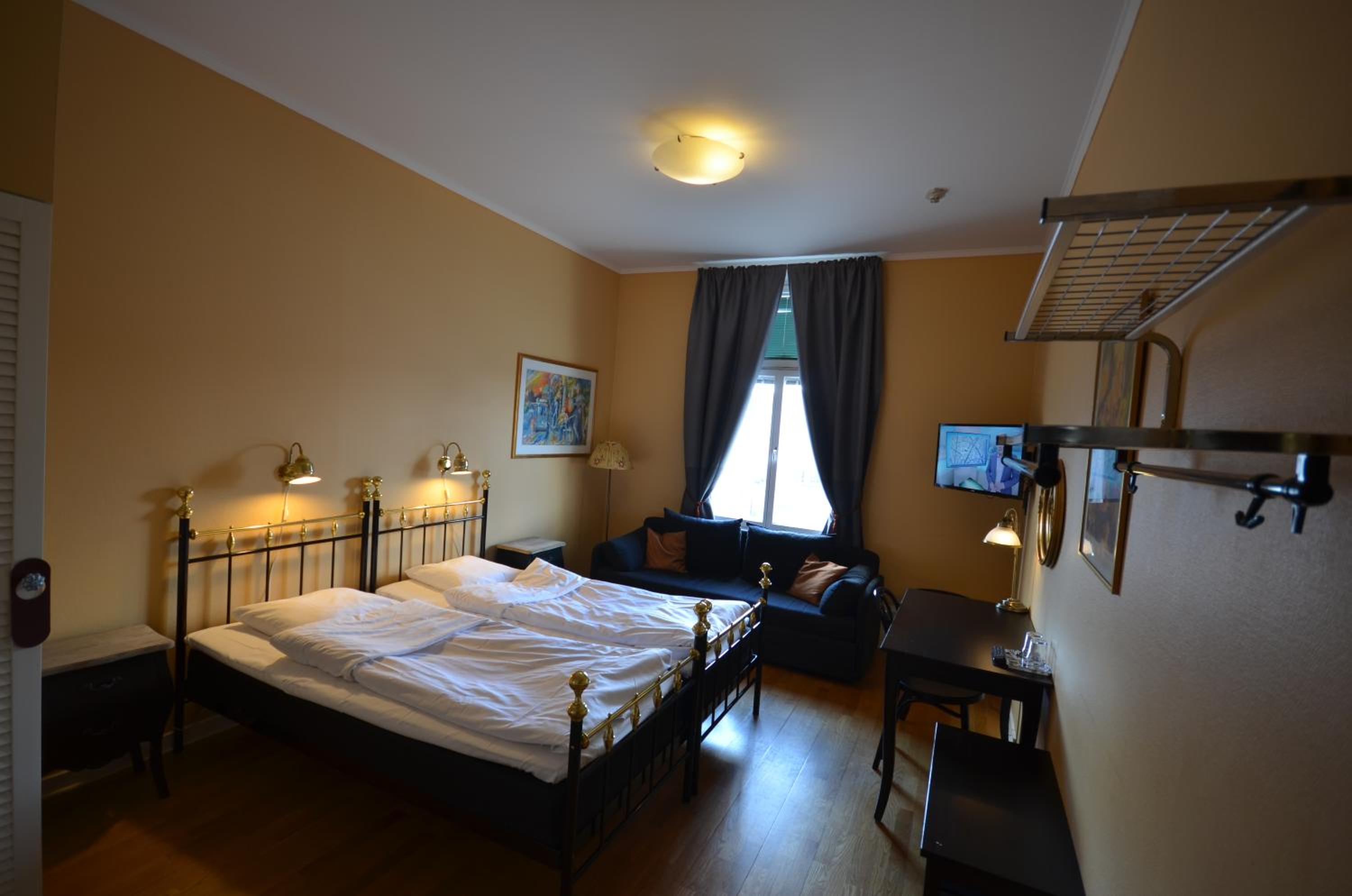 Twin Room - Photo 10