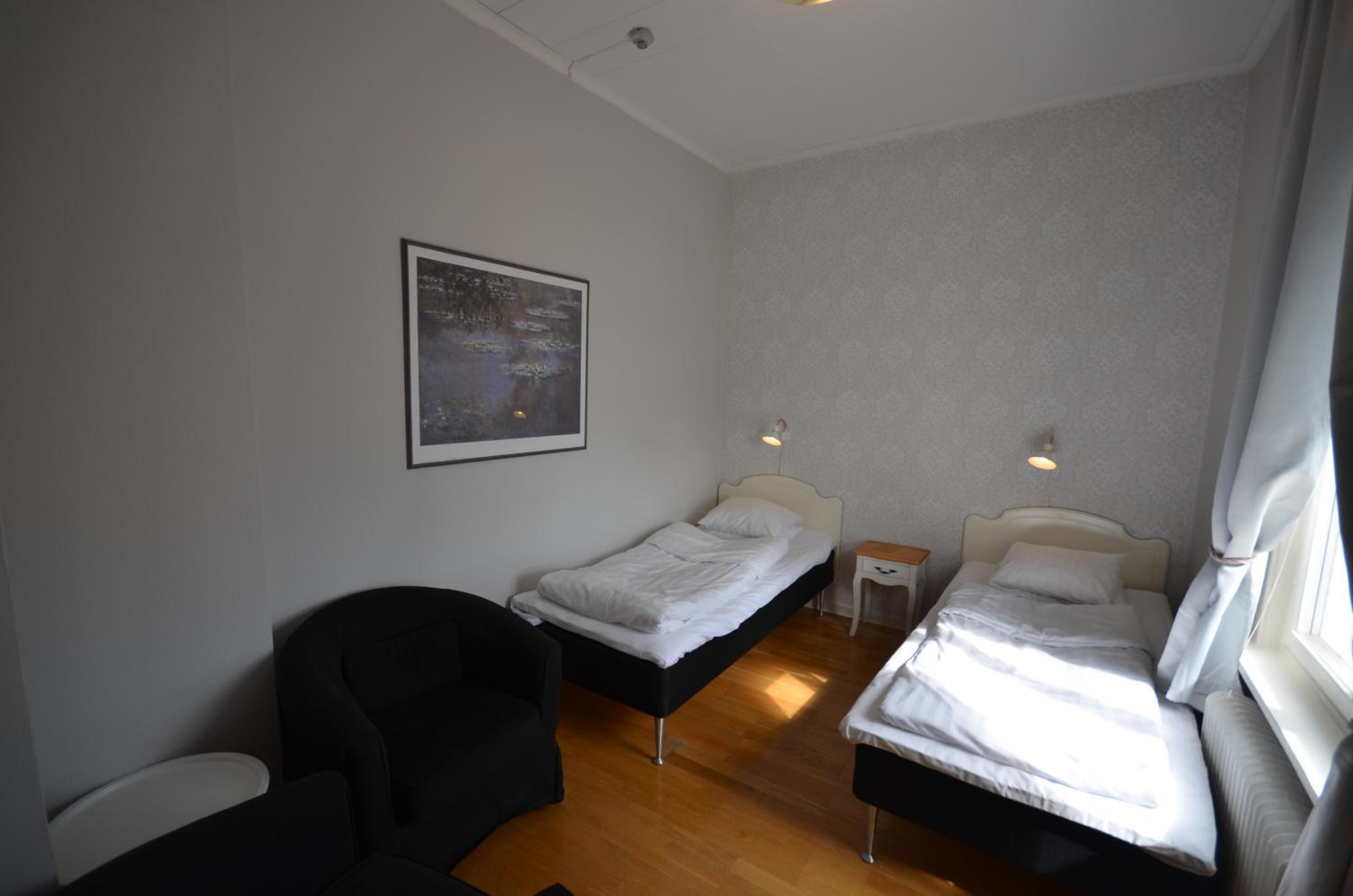 Twin Room - Photo 7