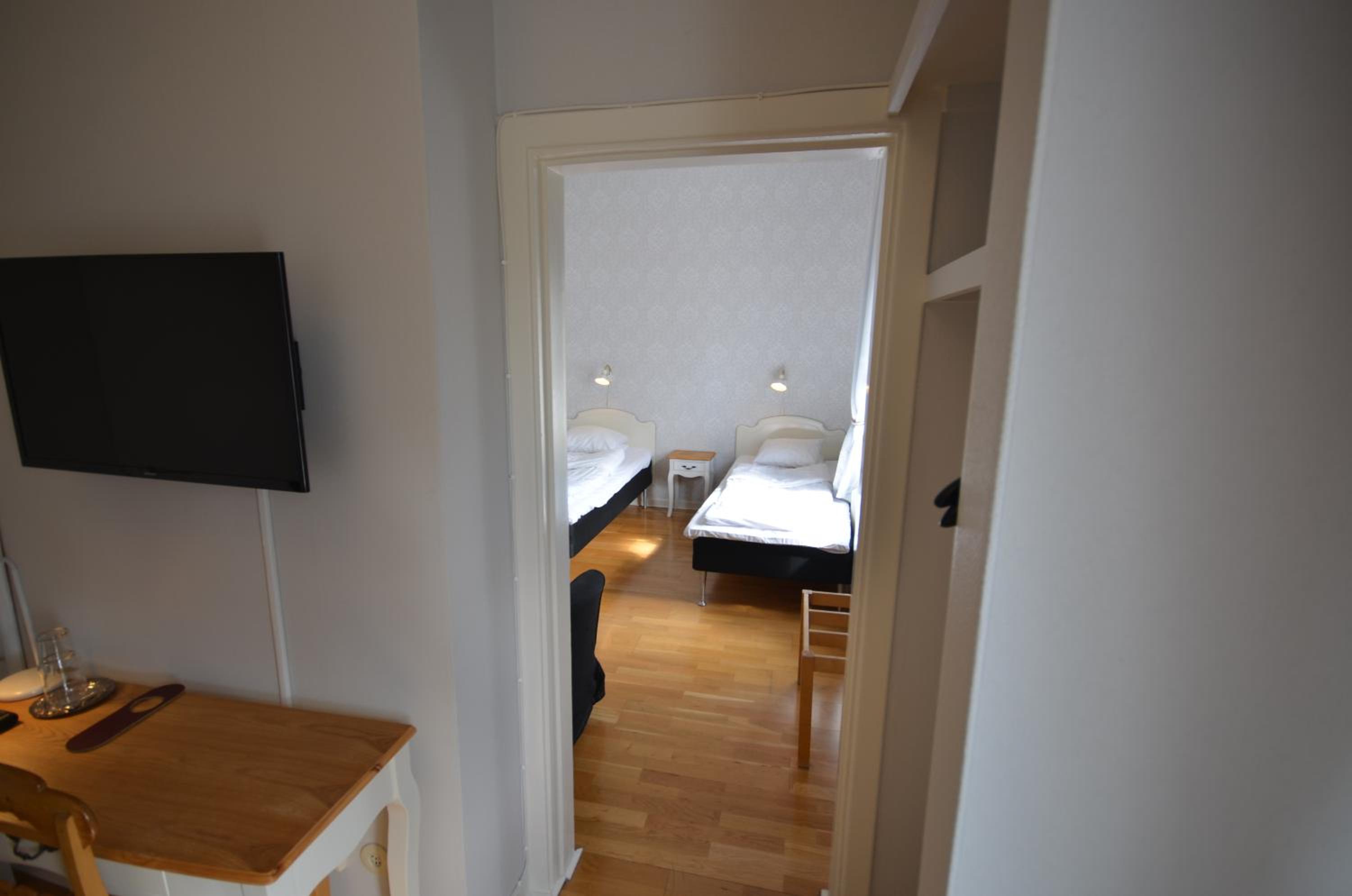 Twin Room - Photo 6