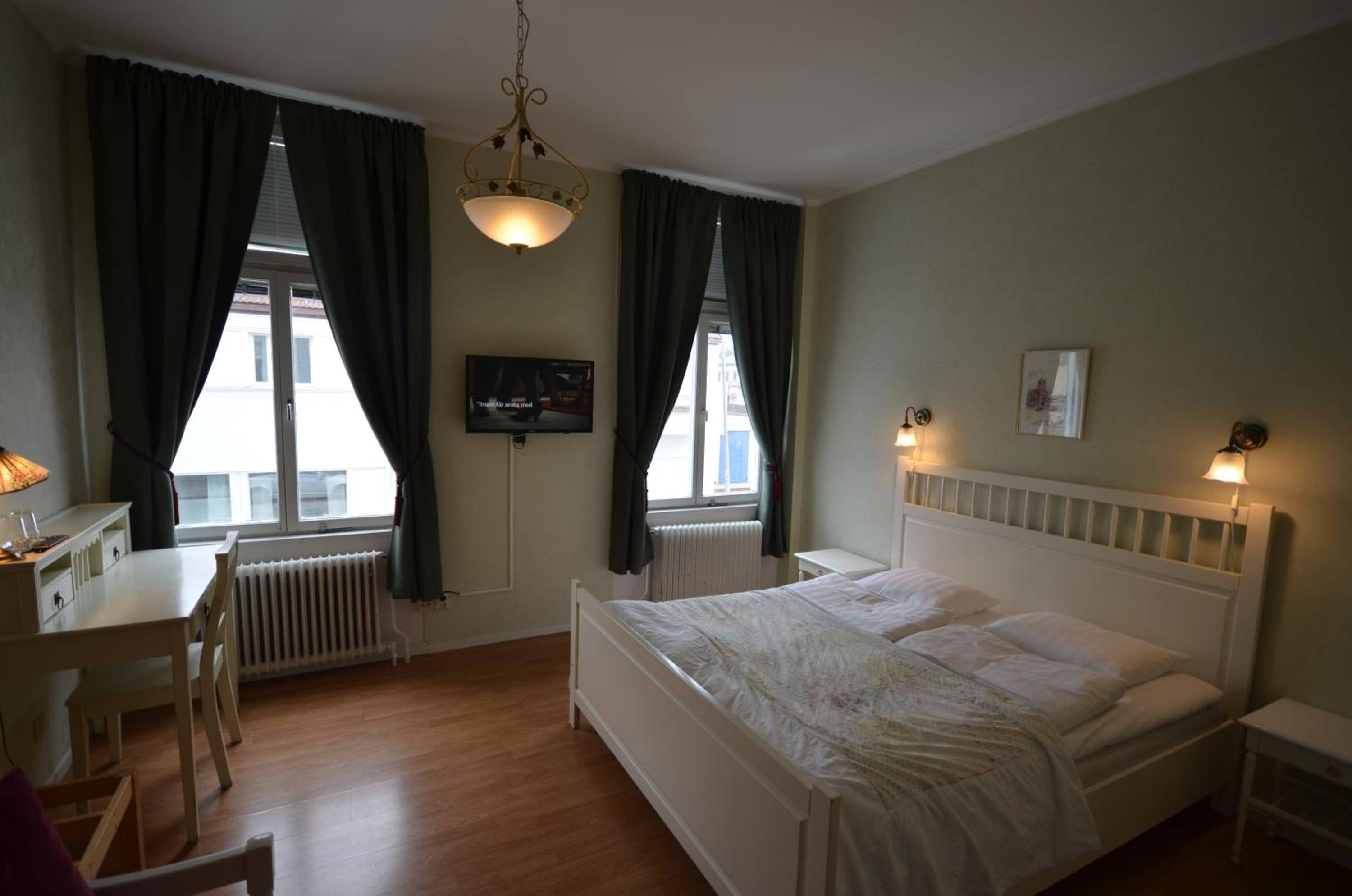 Standard Double Room - Photo 12