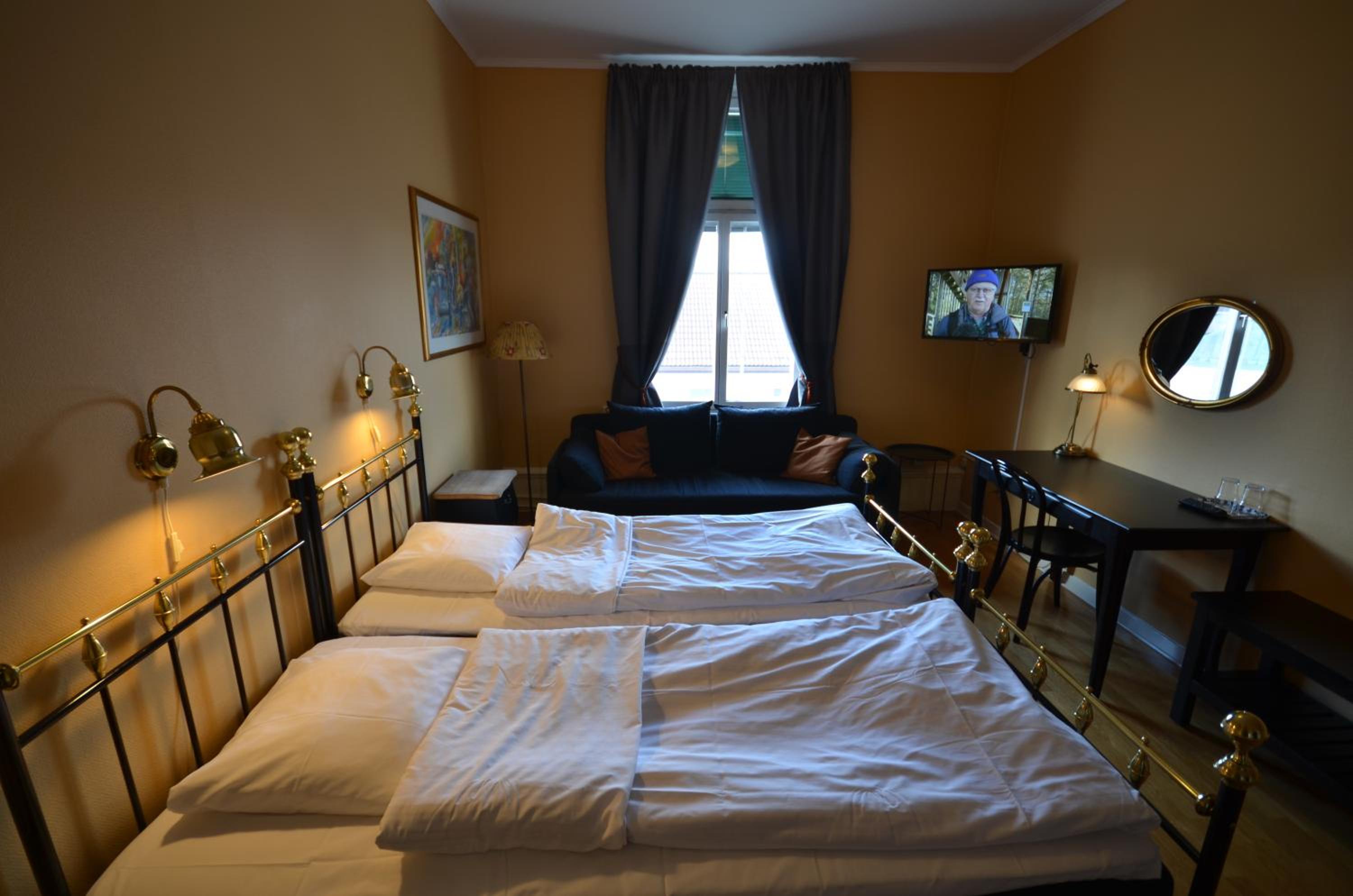 Twin Room - Photo 2