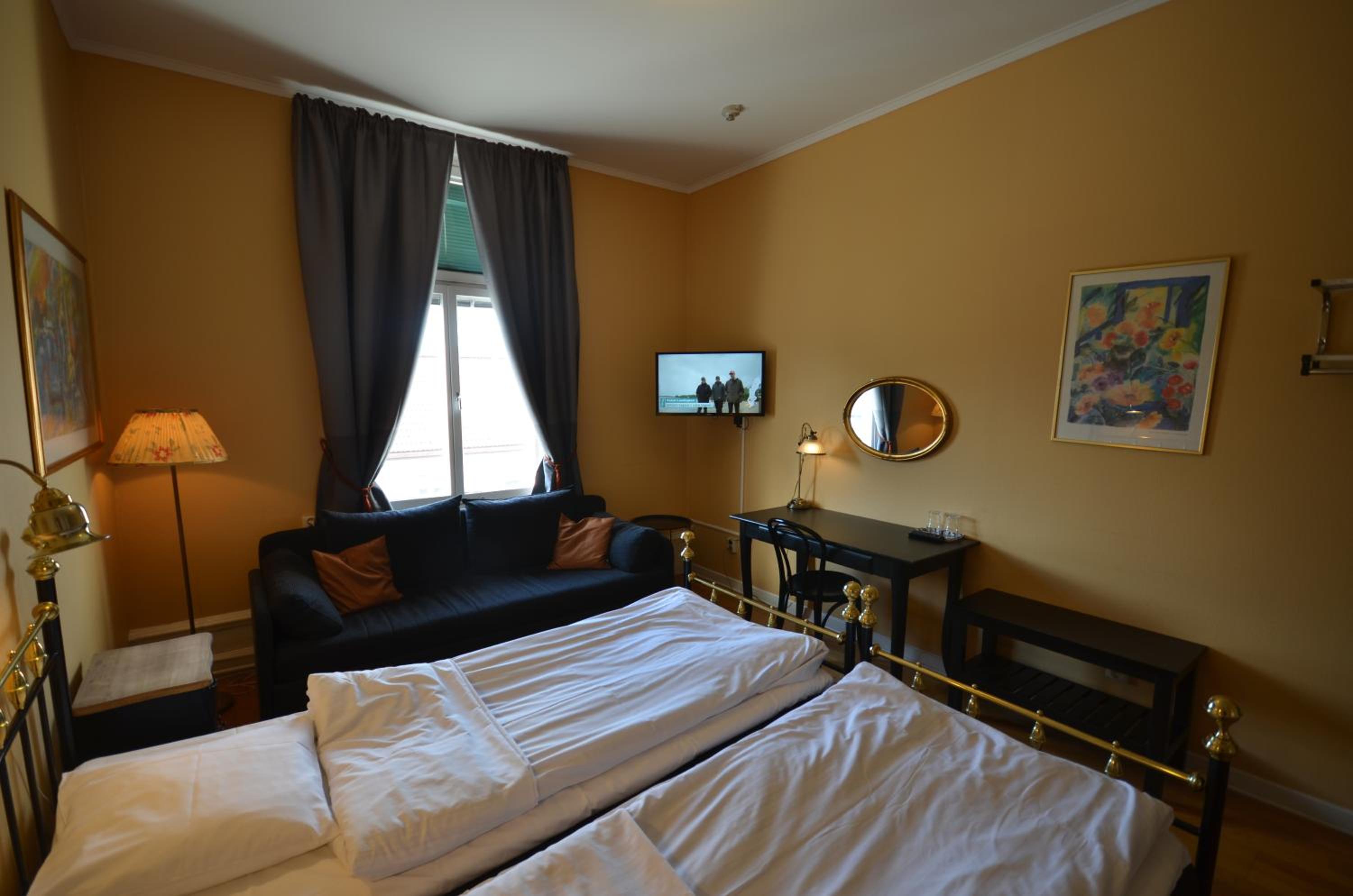 Twin Room - Photo 9