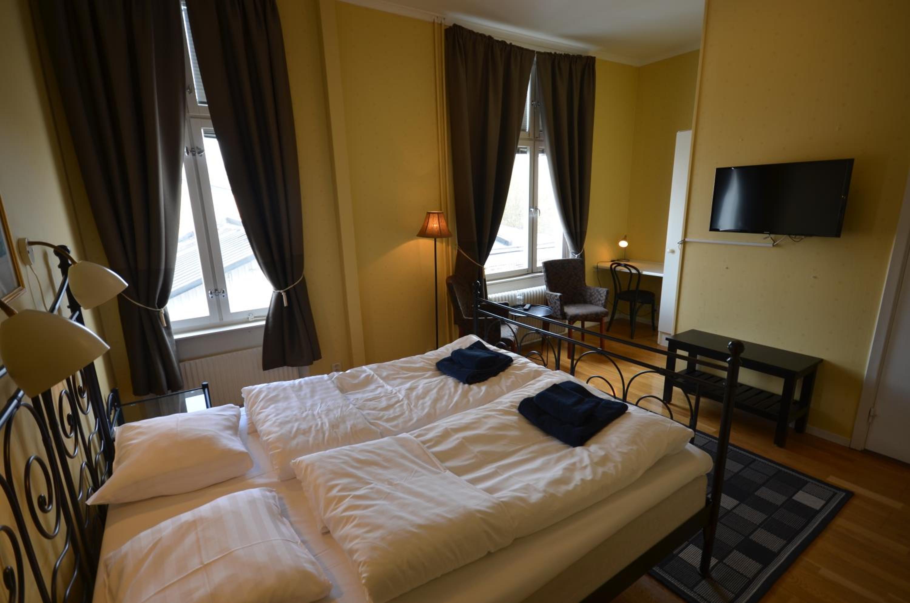 Standard Double Room - Photo 13