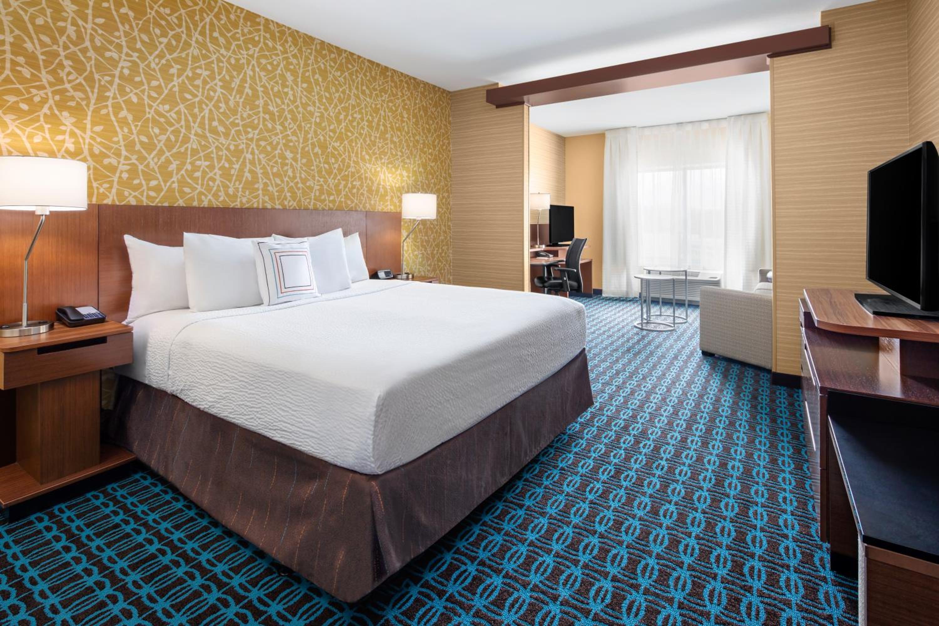 Executive King Suite with Sofa Bed - Photo 1