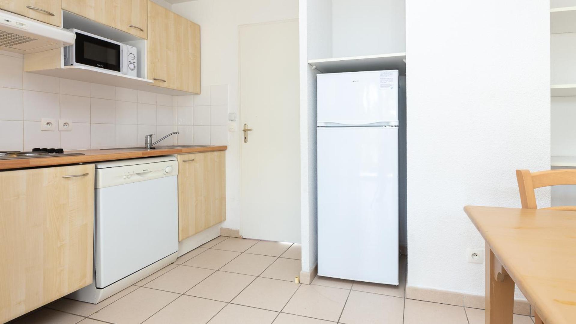 Three-Bedroom Apartment - Photo 8