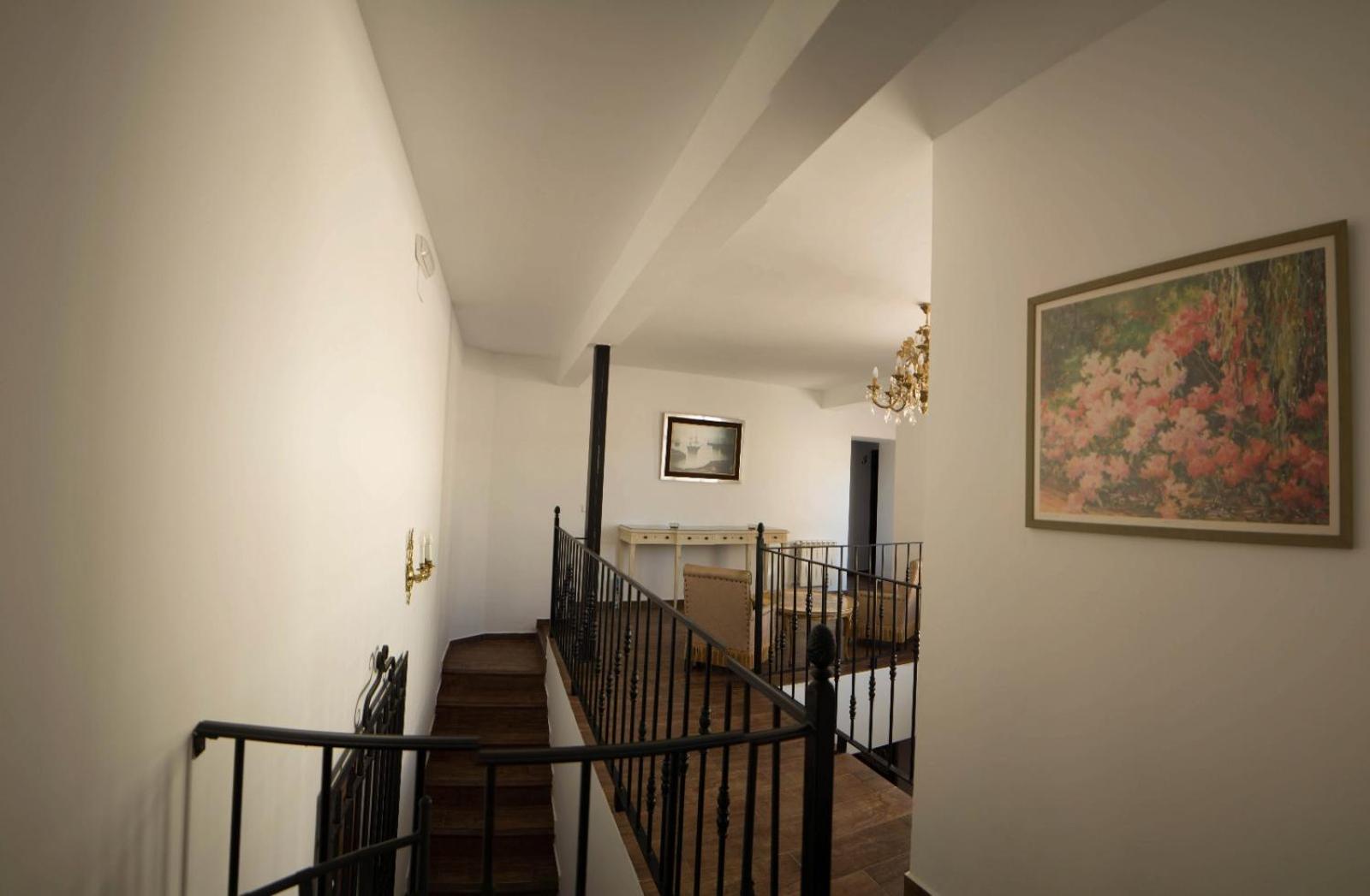 Six-Bedroom House photo 3