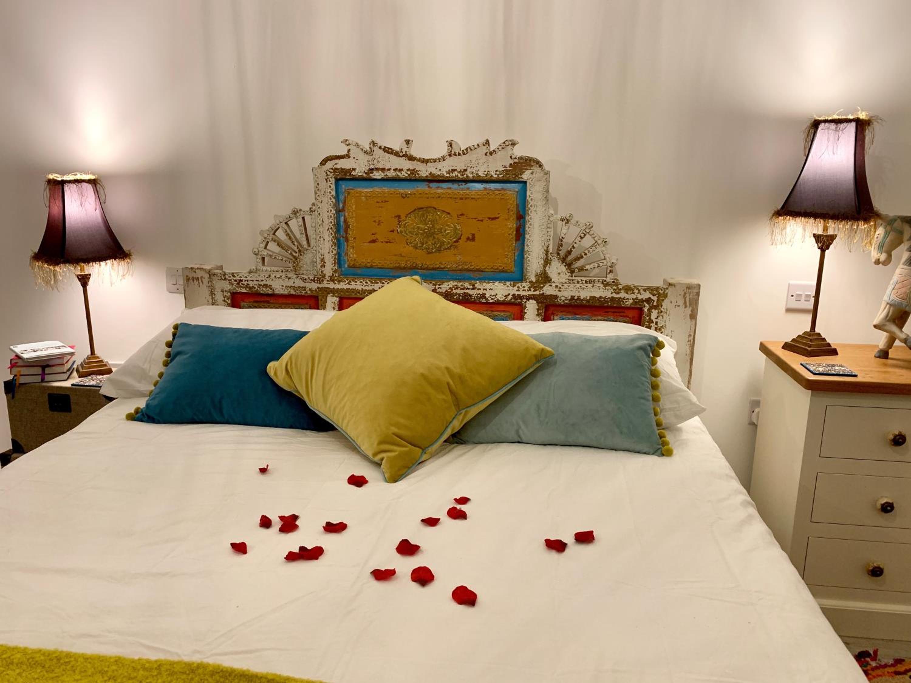 Deluxe King Room - Photo 16