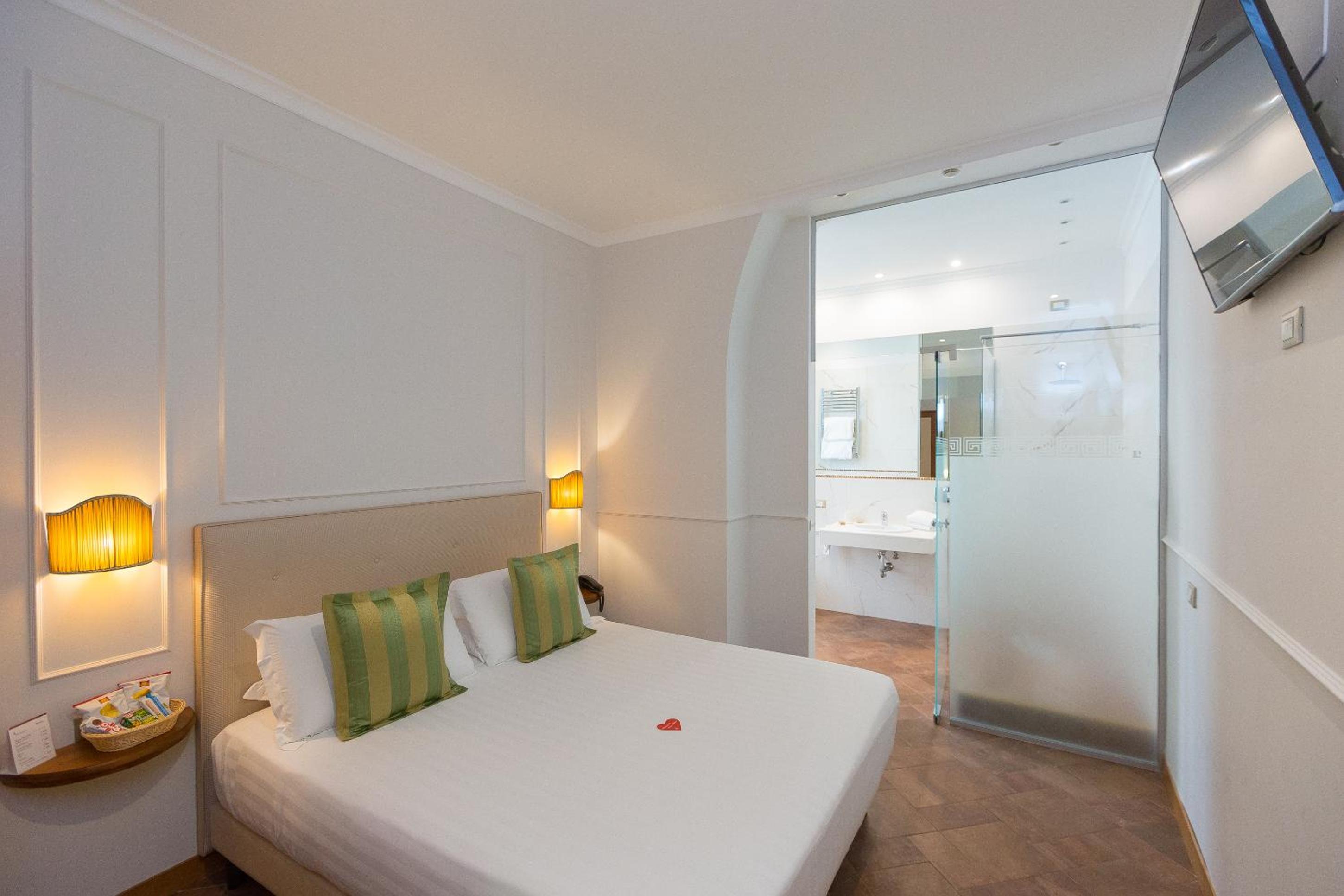 Superior Double or Twin Room thumbnail 5