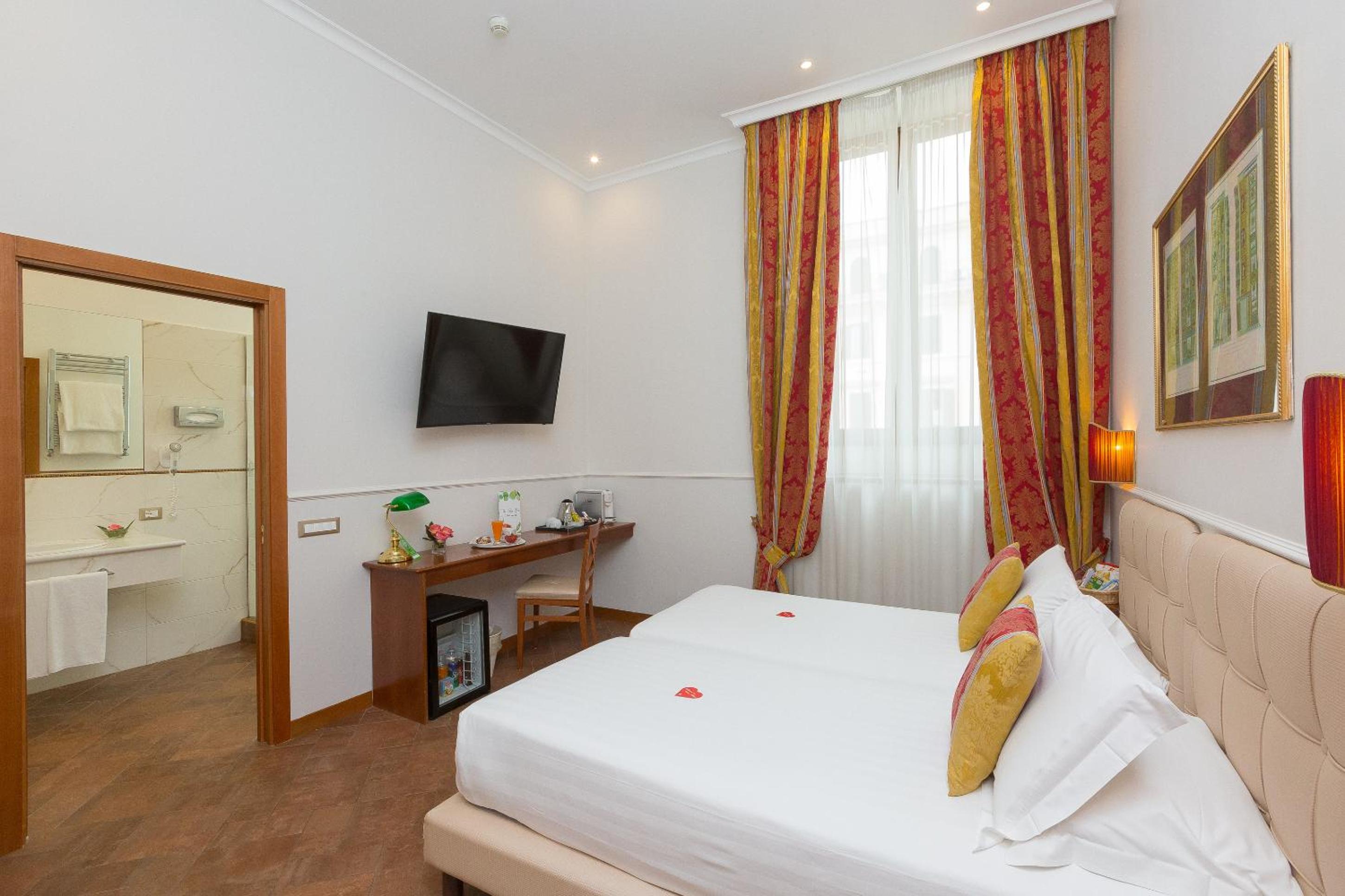 Deluxe Double Room thumbnail 5