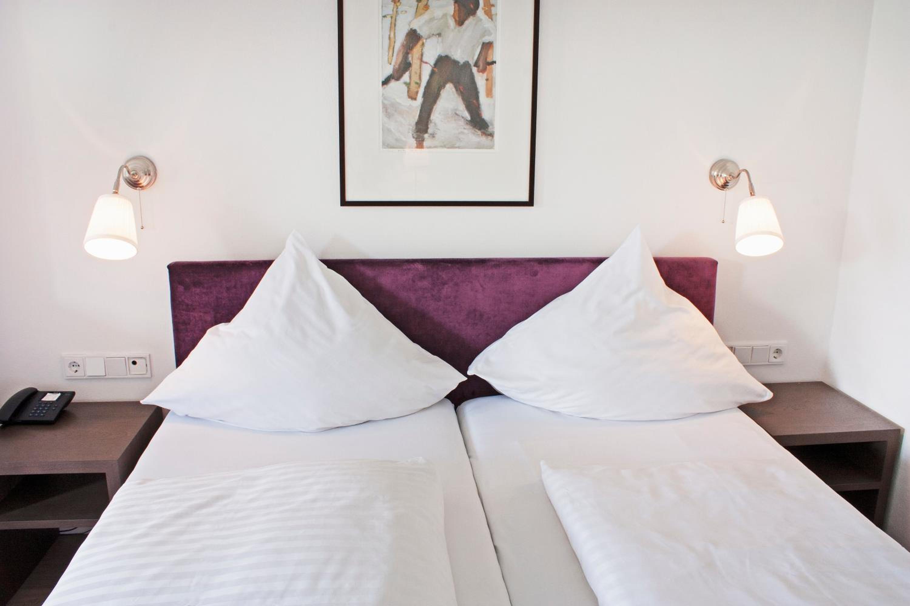 Deluxe Double Room with Balcony - Photo 5