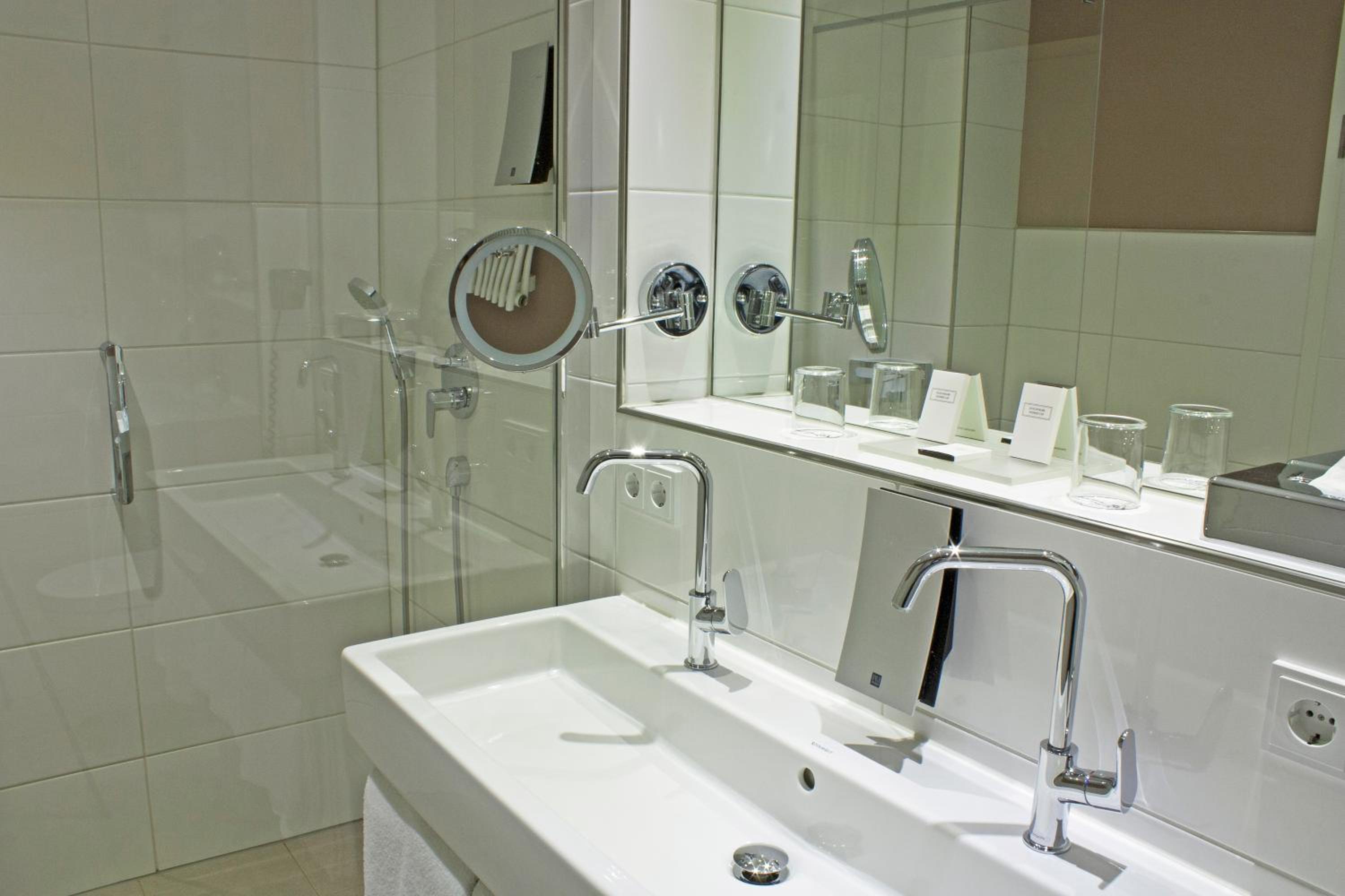 Deluxe Double Room with Balcony - Photo 11