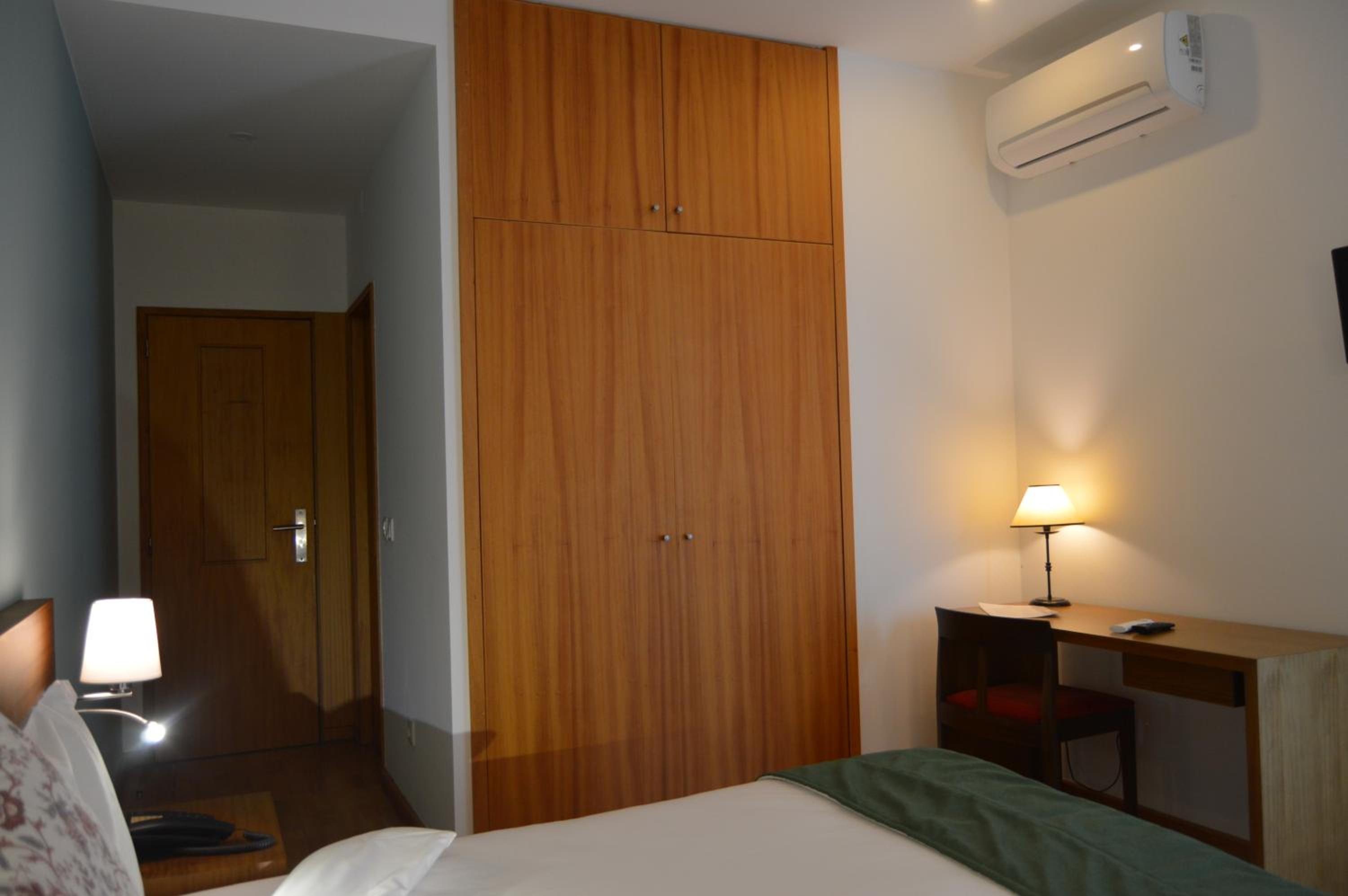 Double or Twin Room with Balcony - Photo 2