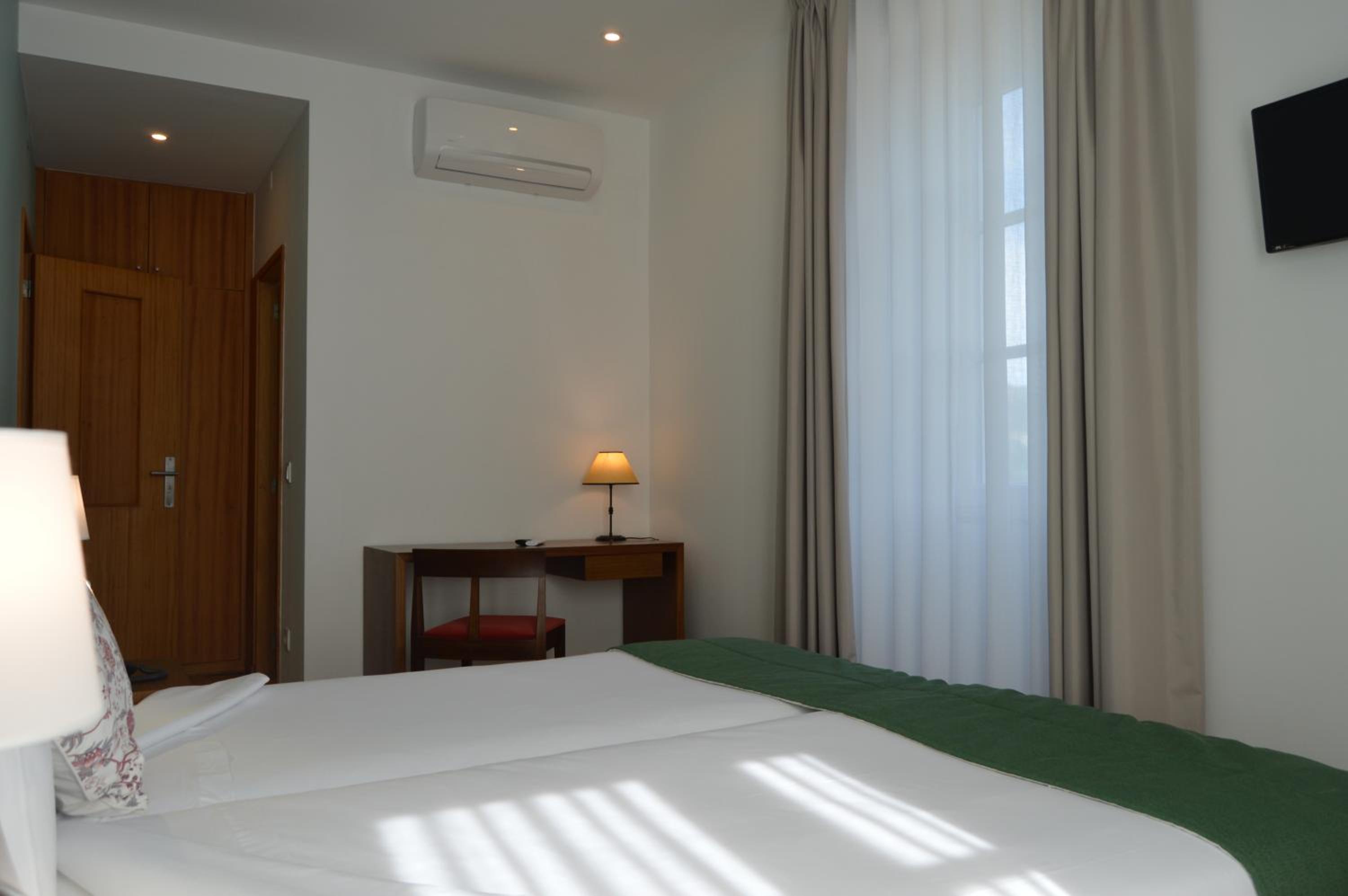 Standard Twin Room - Photo 3