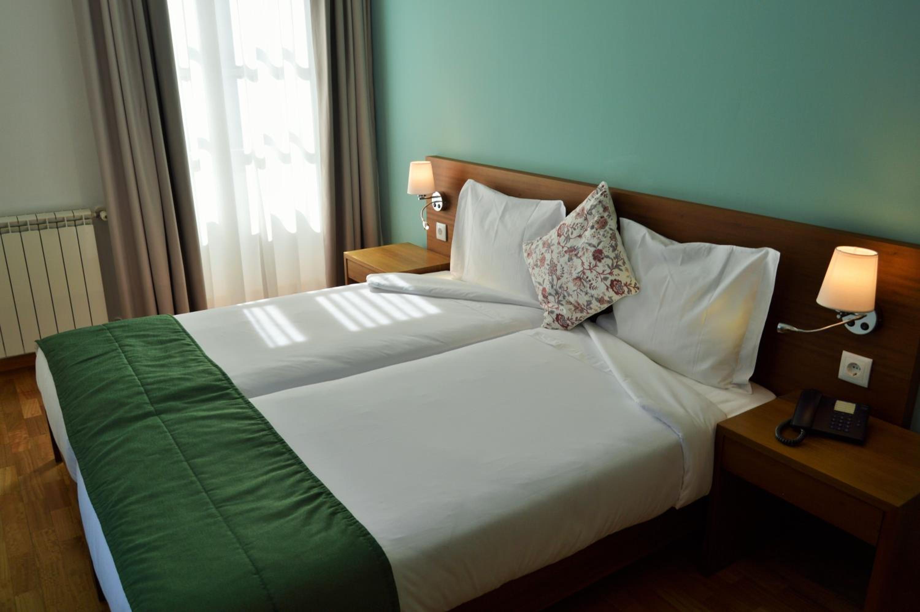 Standard Twin Room - Photo 1