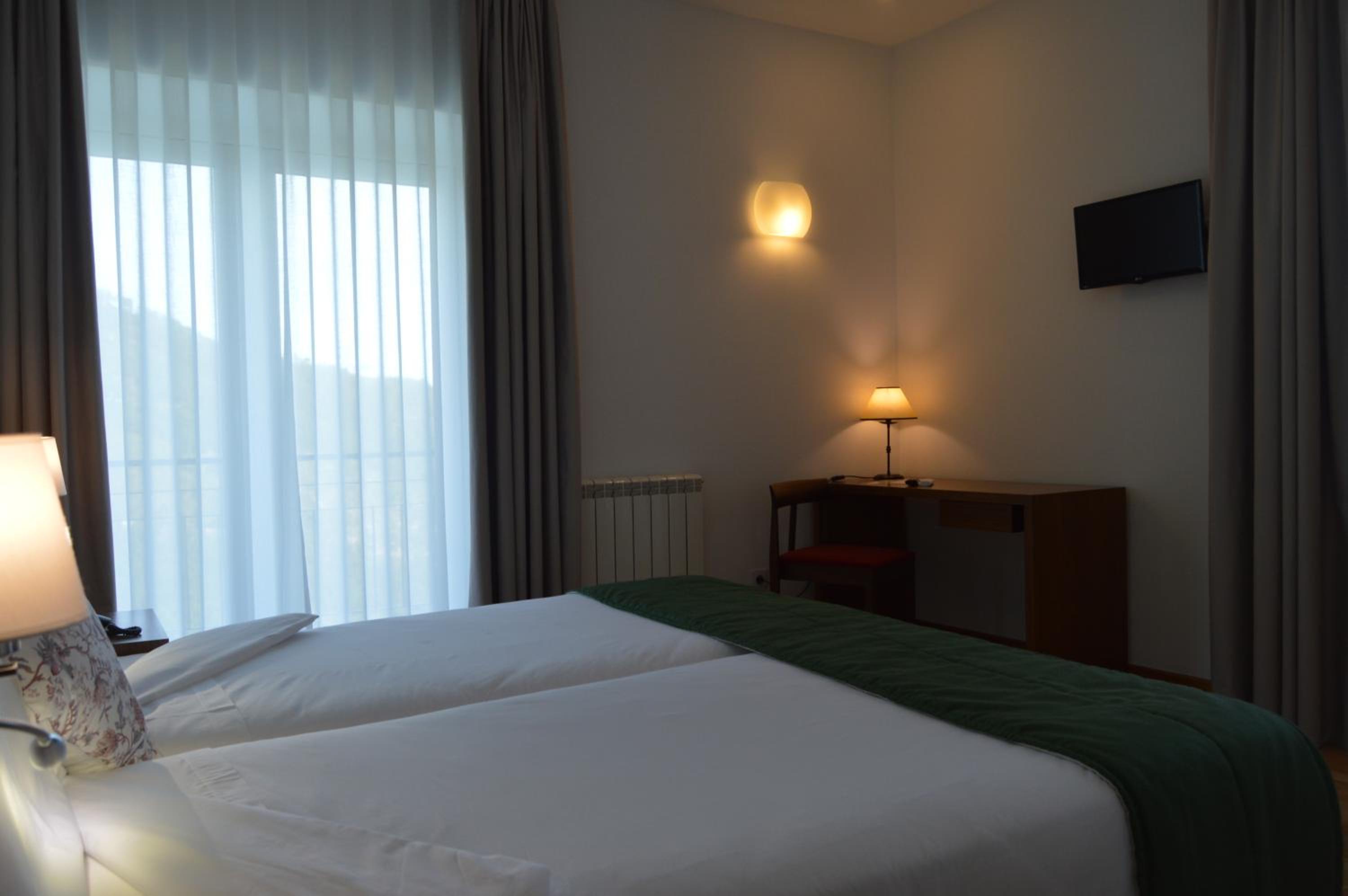 Double or Twin Room with Balcony - Photo 5
