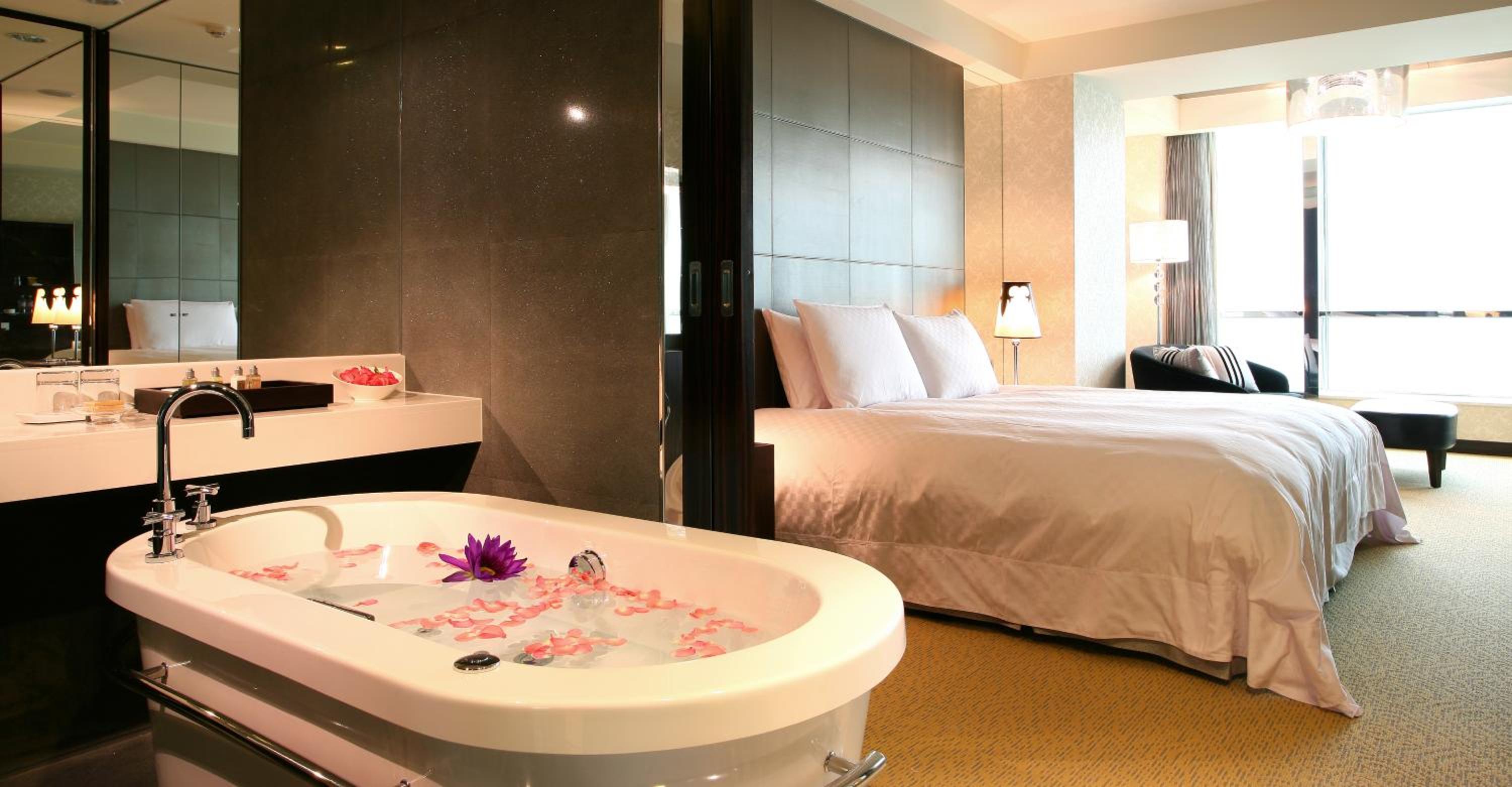 Moon Double Room with Lake View - Photo 4