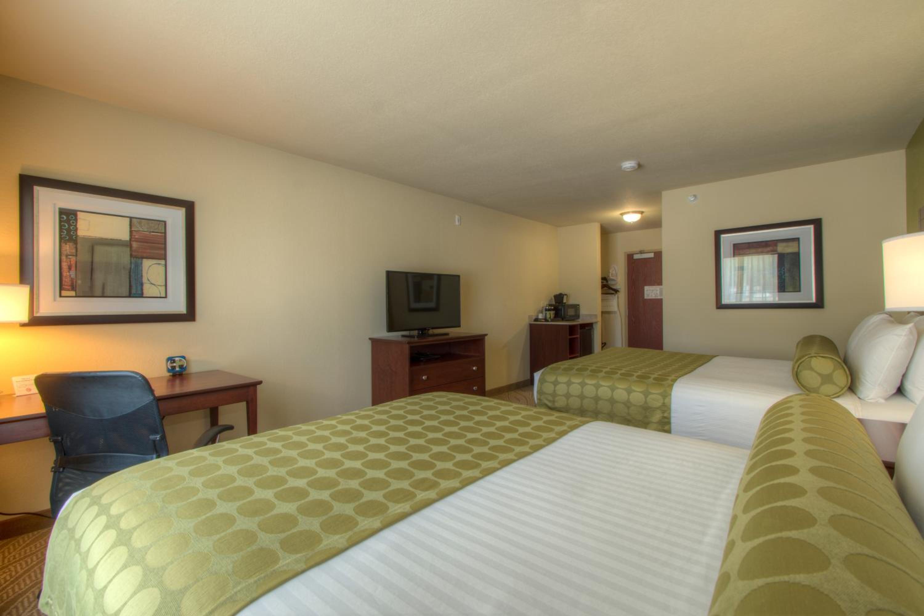Queen Room with Two Queen Beds - Non-Smoking photo 2